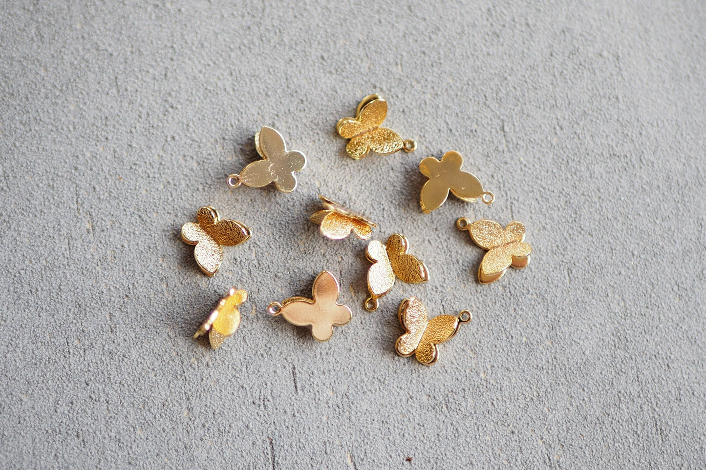 10 Schmetterling Anhänger aus Messing, 8x10mm, 18 Karat echt vergoldet, Flügel Frühling Butterfly Charm, Schmuckzubehör