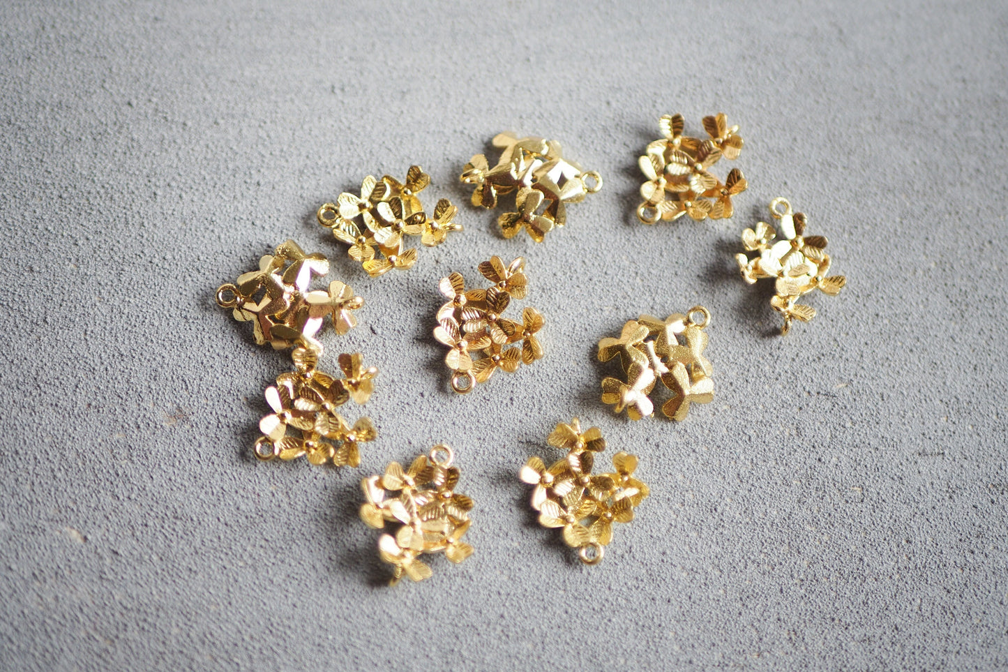 10 Verbinder aus Rohmessing, Blüte Blume Alami, Anhänger Charm Metallelement Schmuckzubehör