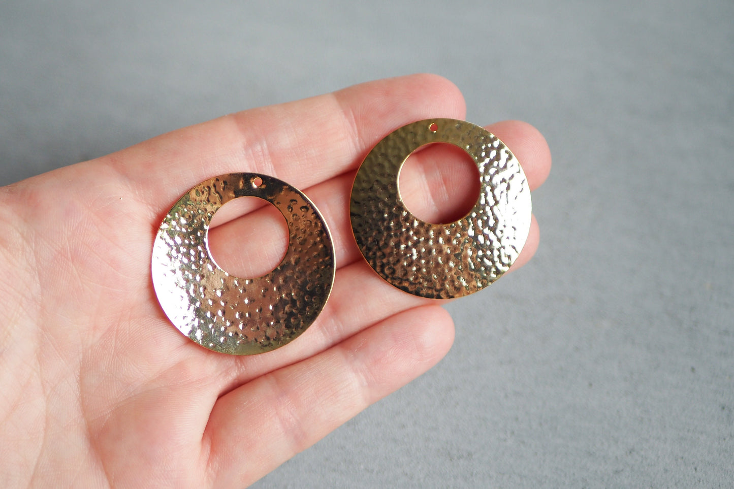 2 große gehämmerte Anhänger aus Messing, 18 Karat echt vergoldet, 36mm, rund Kreis Donut Ring Verbinder Schmuckzubehör