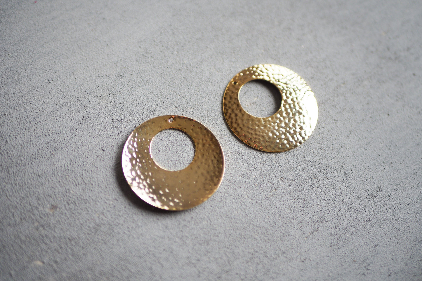 2 große gehämmerte Anhänger aus Messing, 18 Karat echt vergoldet, 36mm, rund Kreis Donut Ring Verbinder Schmuckzubehör