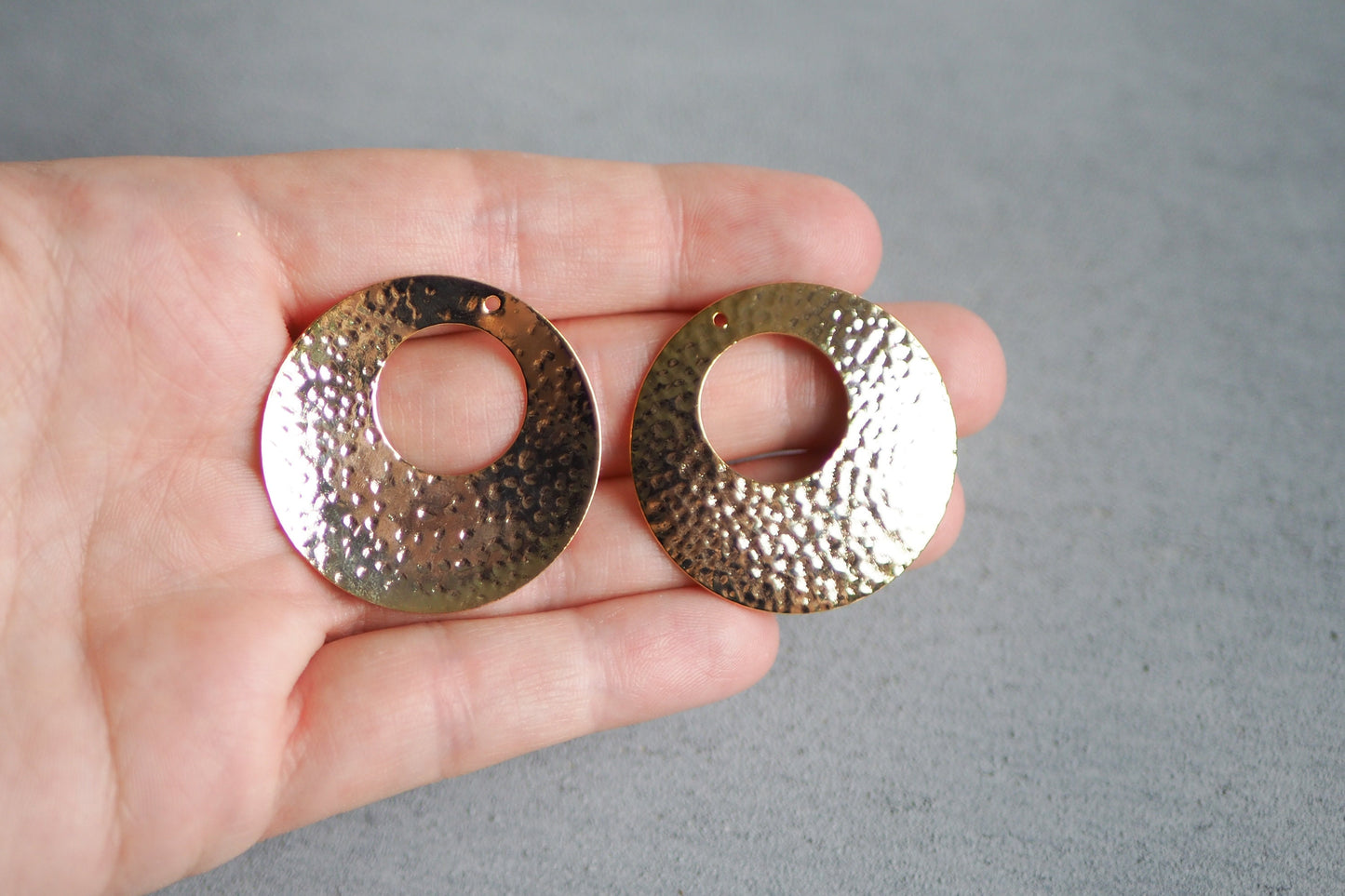 2 große gehämmerte Anhänger aus Messing, 18 Karat echt vergoldet, 36mm, rund Kreis Donut Ring Verbinder Schmuckzubehör