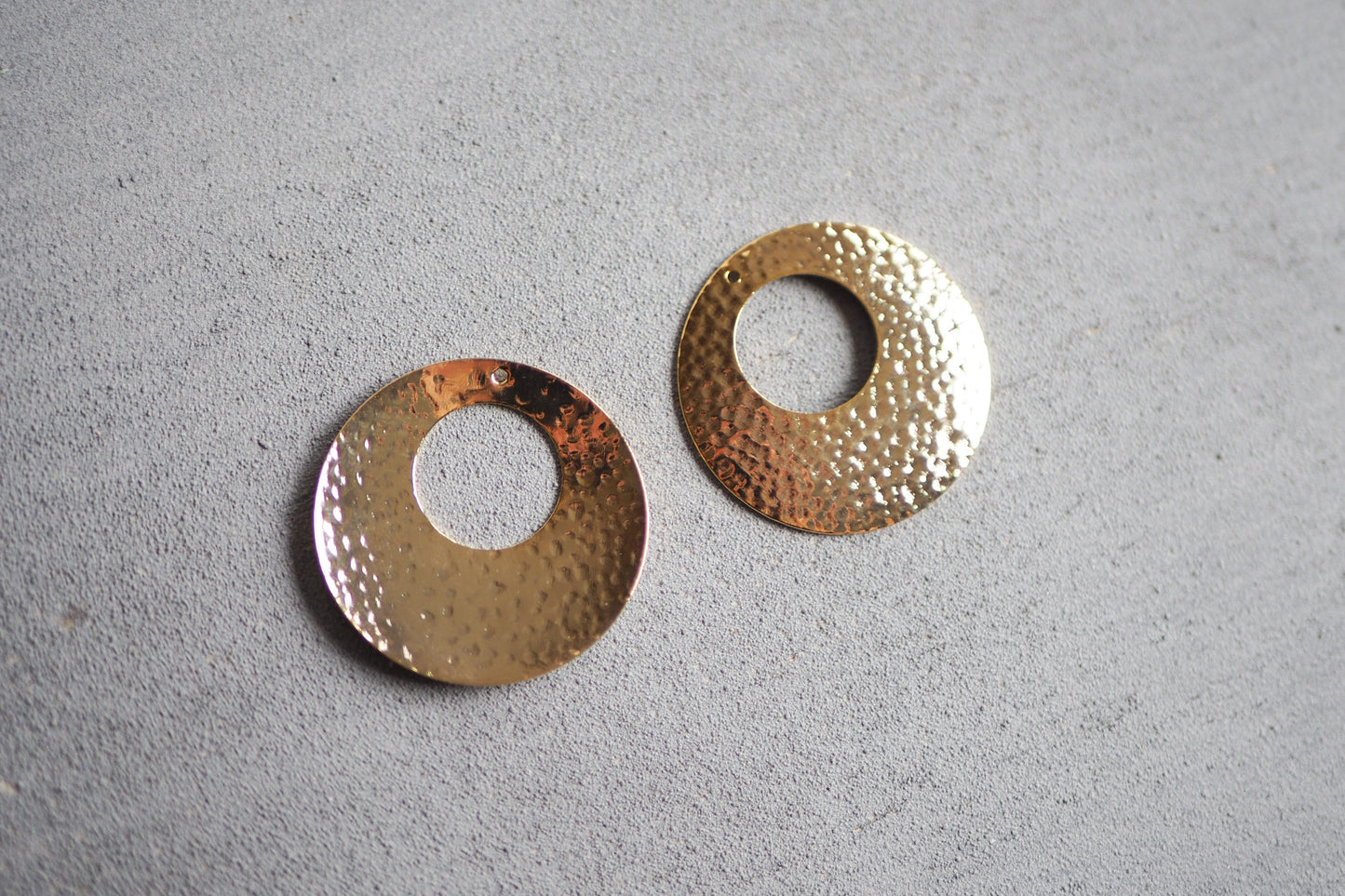 2 große gehämmerte Anhänger aus Messing, 18 Karat echt vergoldet, 36mm, rund Kreis Donut Ring Verbinder Schmuckzubehör