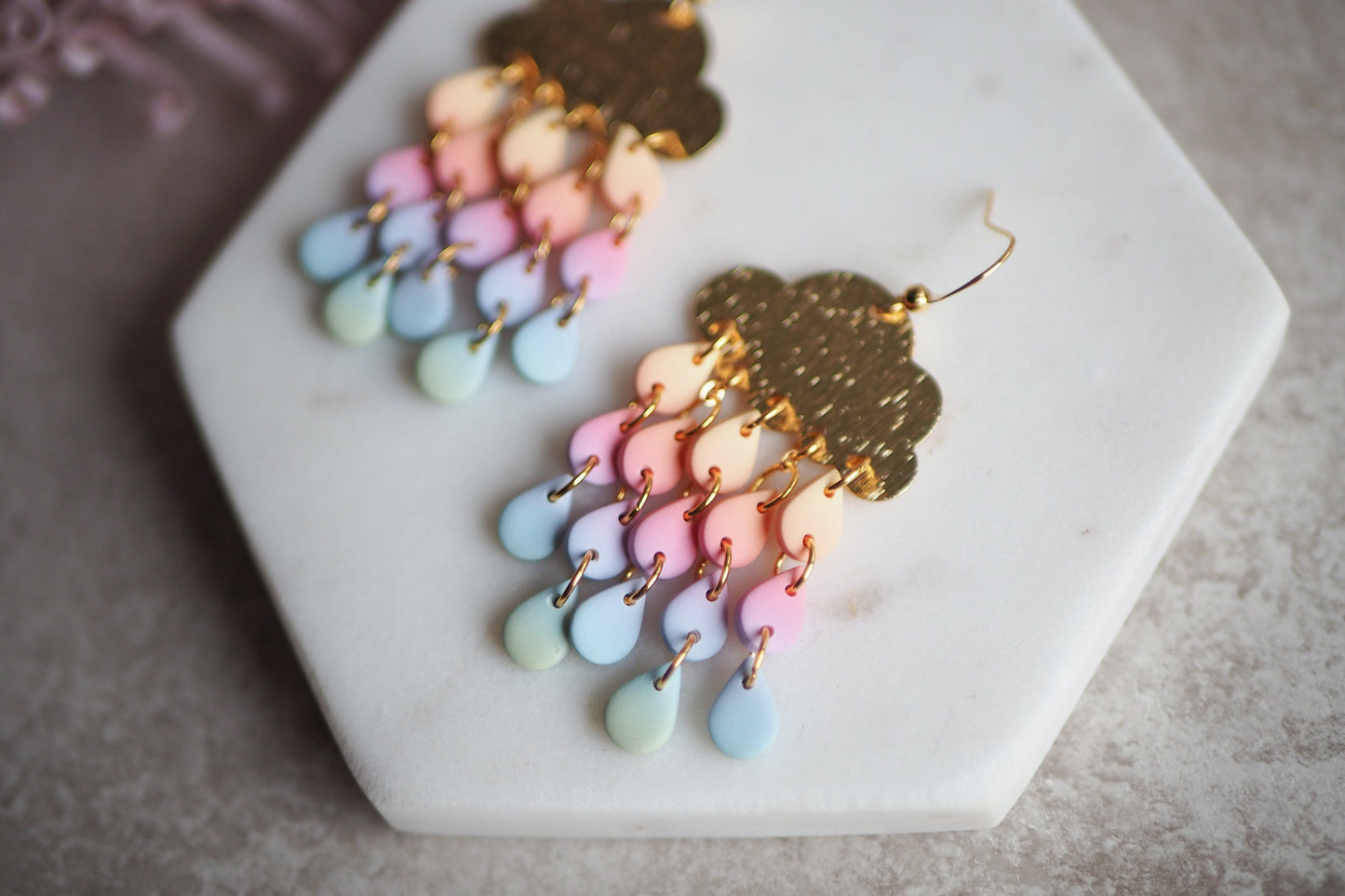 Regenbogen Ohrringe aus Polymer Ton, handgemachte Regentropfen mit Pastell Farbverlauf, echt vergoldet, LGBTQIA Pride Accessoires aus Fimo