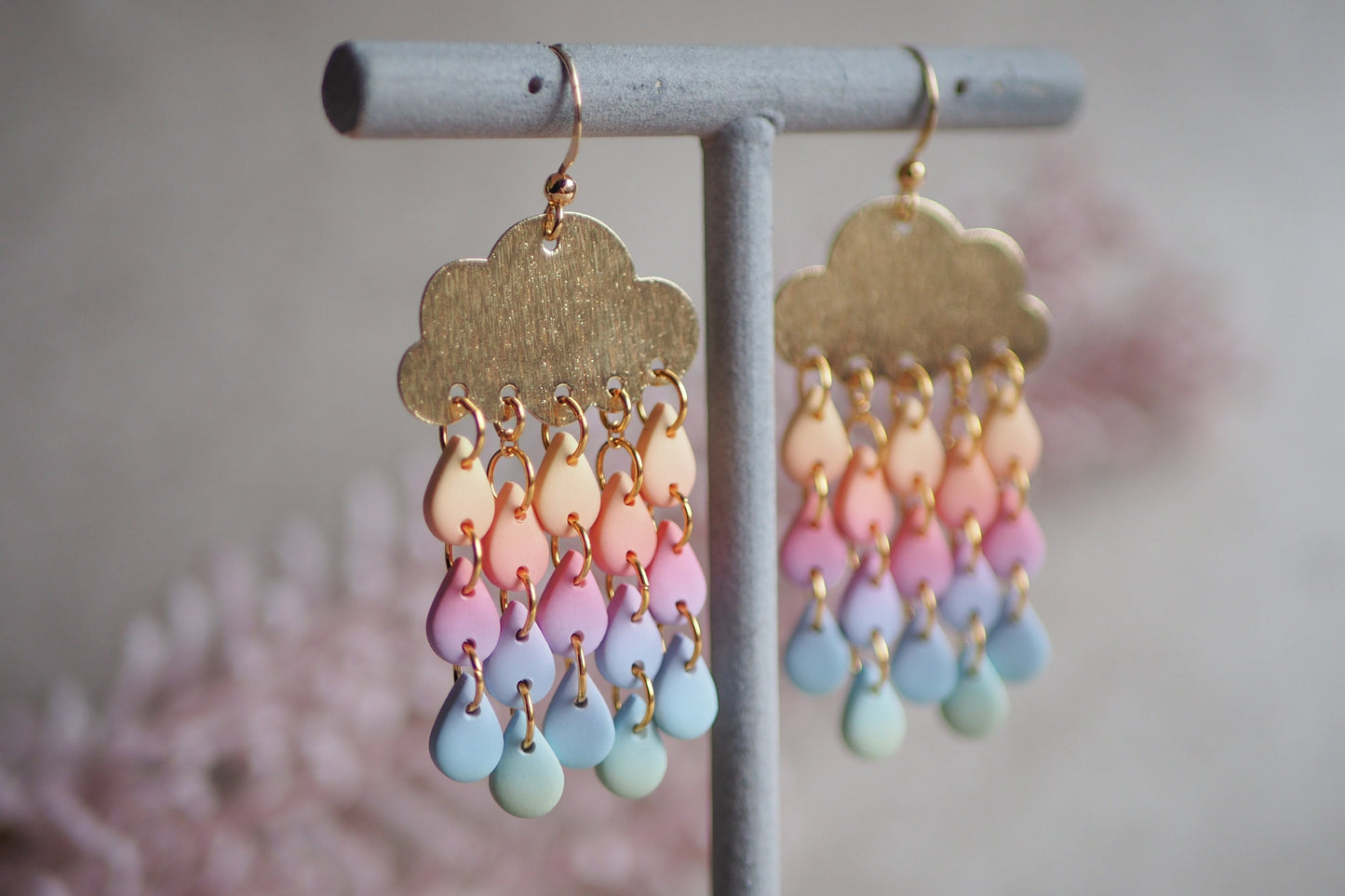 Regenbogen Ohrringe aus Polymer Ton, handgemachte Regentropfen mit Pastell Farbverlauf, echt vergoldet, LGBTQIA Pride Accessoires aus Fimo