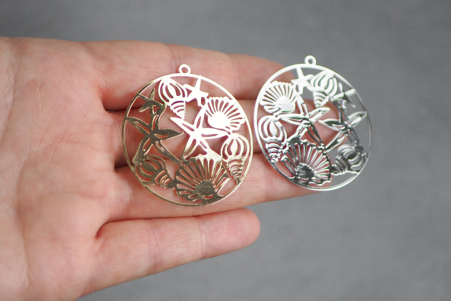 10 sommerliche Anhänger aus Messing, 40mm, Gold und Silber, Muscheln Meer Sommer Strand Insel Seestern Spitzmuschel, cut out, Schmuckzubehör
