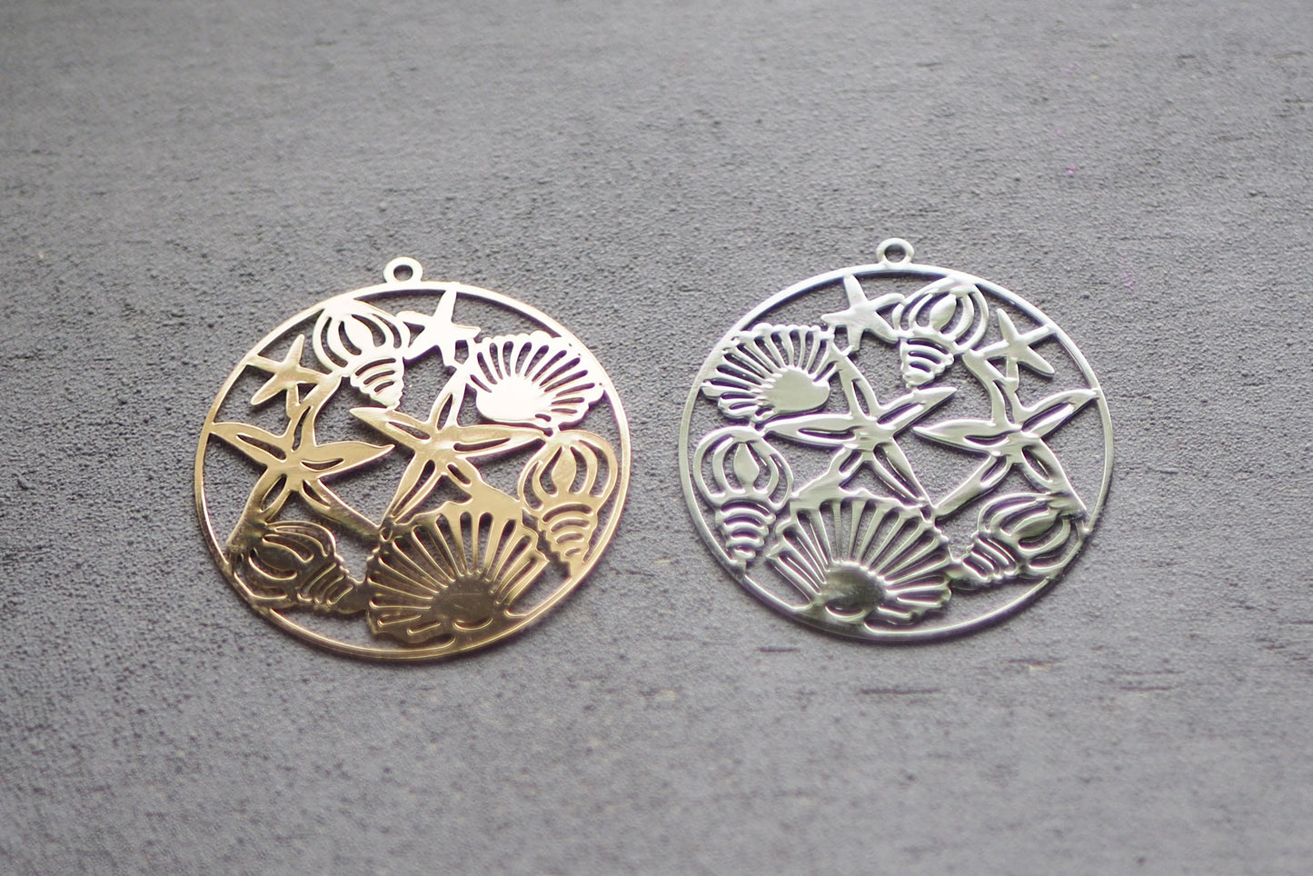10 sommerliche Anhänger aus Messing, 40mm, Gold und Silber, Muscheln Meer Sommer Strand Insel Seestern Spitzmuschel, cut out, Schmuckzubehör