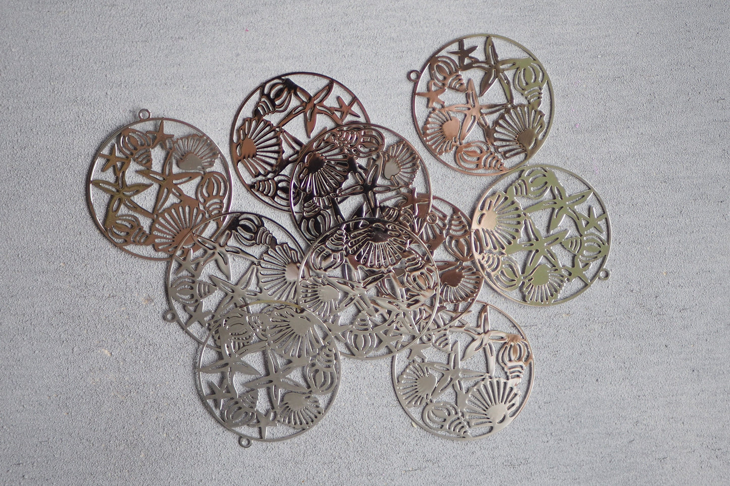 10 sommerliche Anhänger aus Messing, 40mm, Gold und Silber, Muscheln Meer Sommer Strand Insel Seestern Spitzmuschel, cut out, Schmuckzubehör