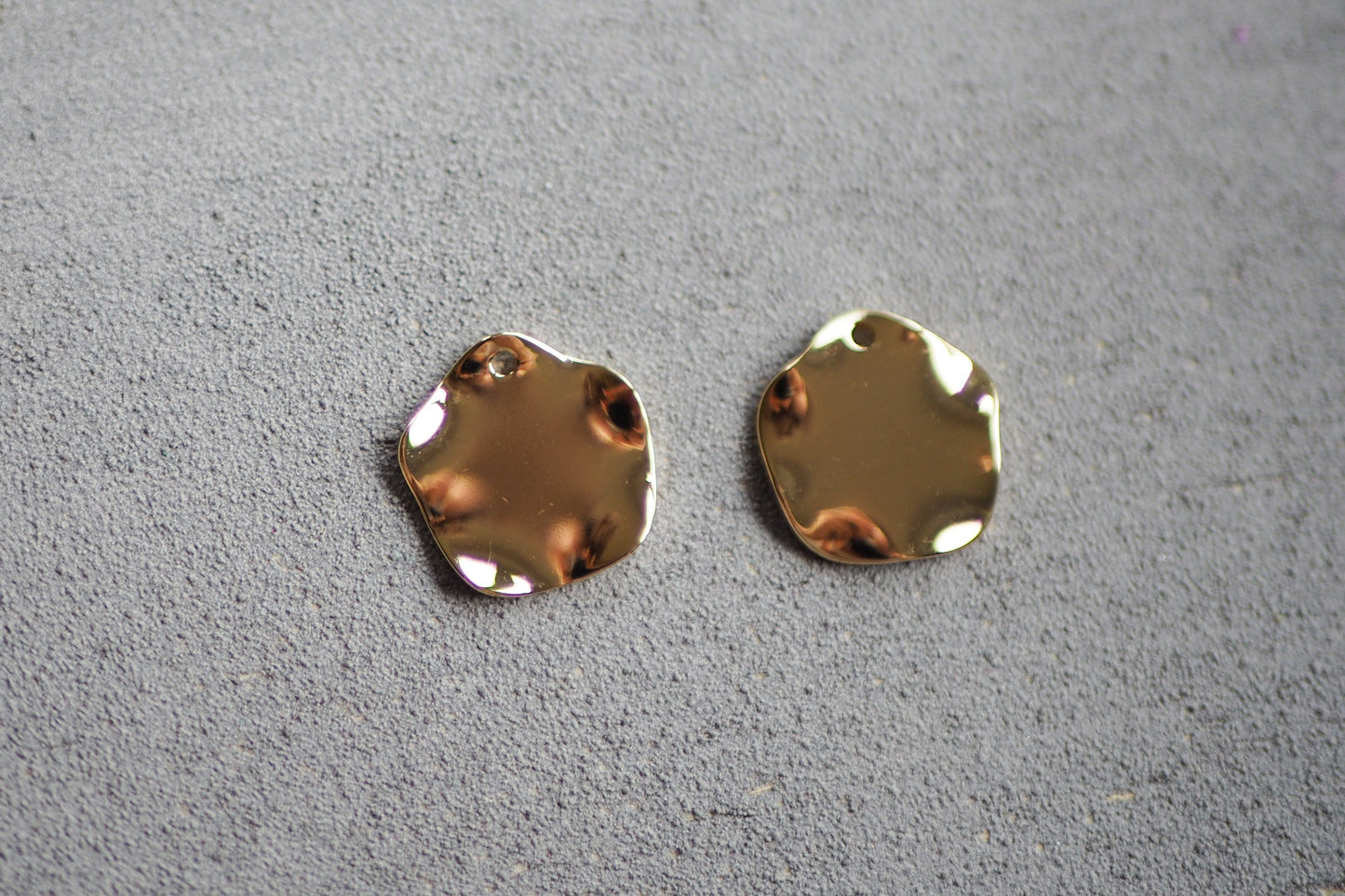 10 gewellte Anhänger 15mm aus Messing, 18 Karat echt vergoldet, Plättchen Kreis rund, Lotus Blatt Wellen, Schmuckzubehör