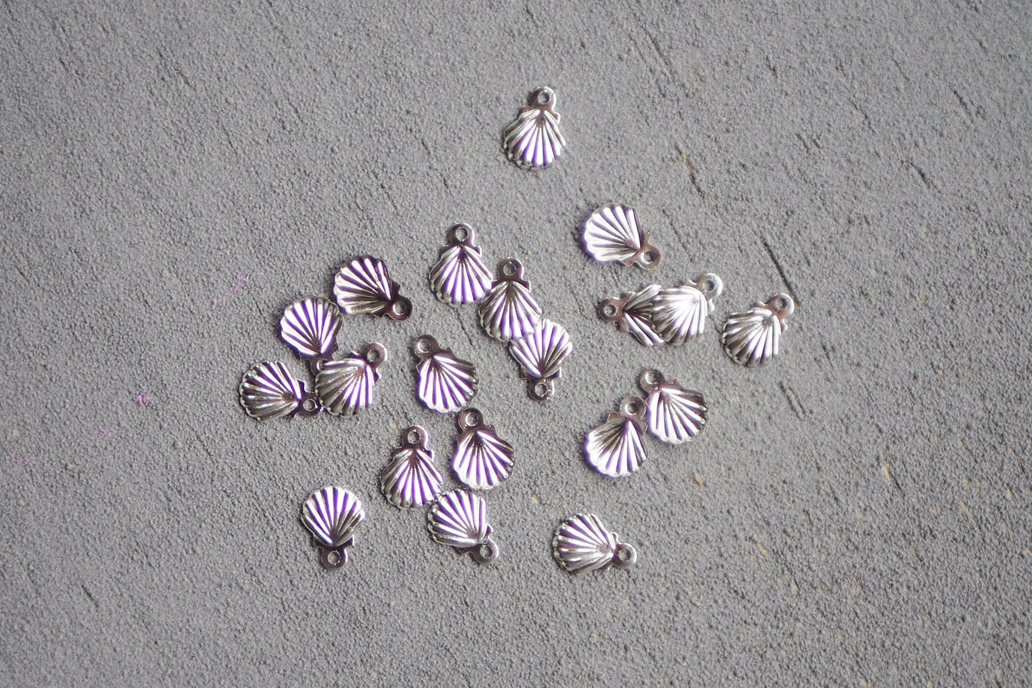 20 mini Muschel Anhänger aus Messing, 24 Karat echt vergoldet / 925er Sterling versilbert, Meer Sommer Strand Insel Seestern, Schmuckzubehör