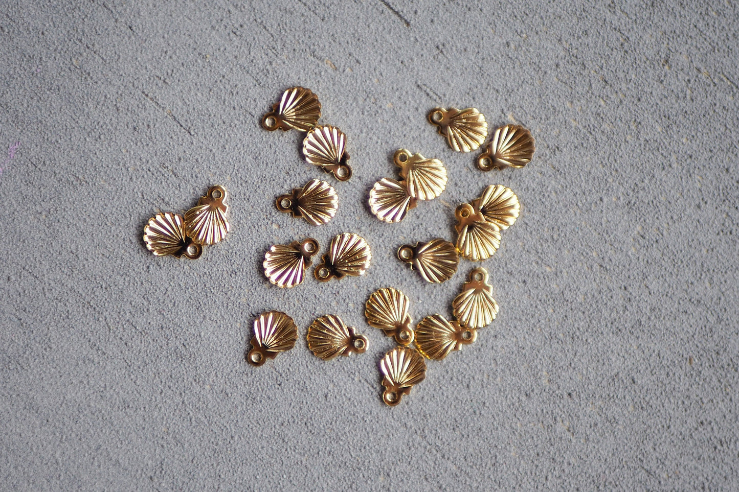 20 mini Muschel Anhänger aus Messing, 24 Karat echt vergoldet / 925er Sterling versilbert, Meer Sommer Strand Insel Seestern, Schmuckzubehör