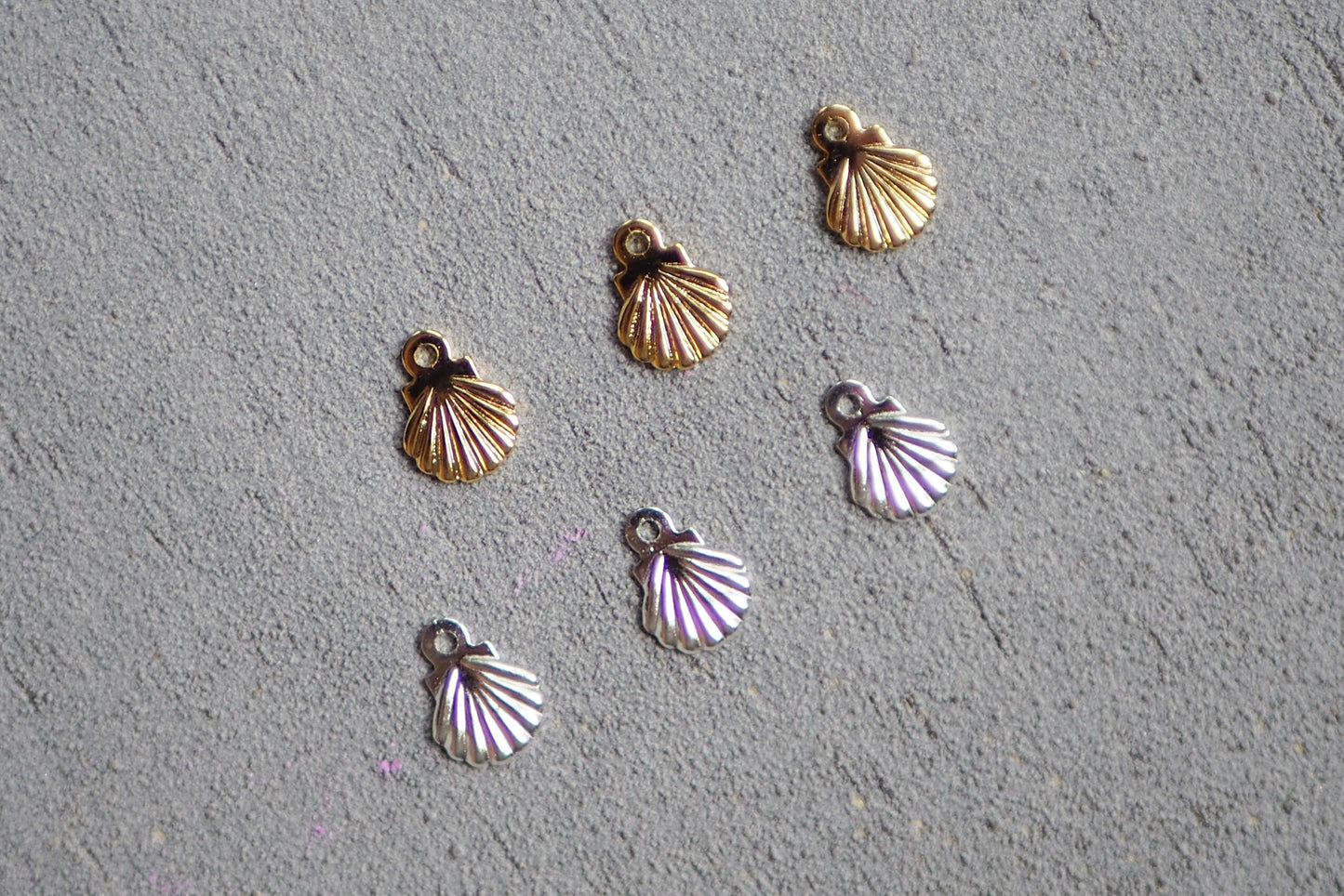 20 mini Muschel Anhänger aus Messing, 24 Karat echt vergoldet / 925er Sterling versilbert, Meer Sommer Strand Insel Seestern, Schmuckzubehör