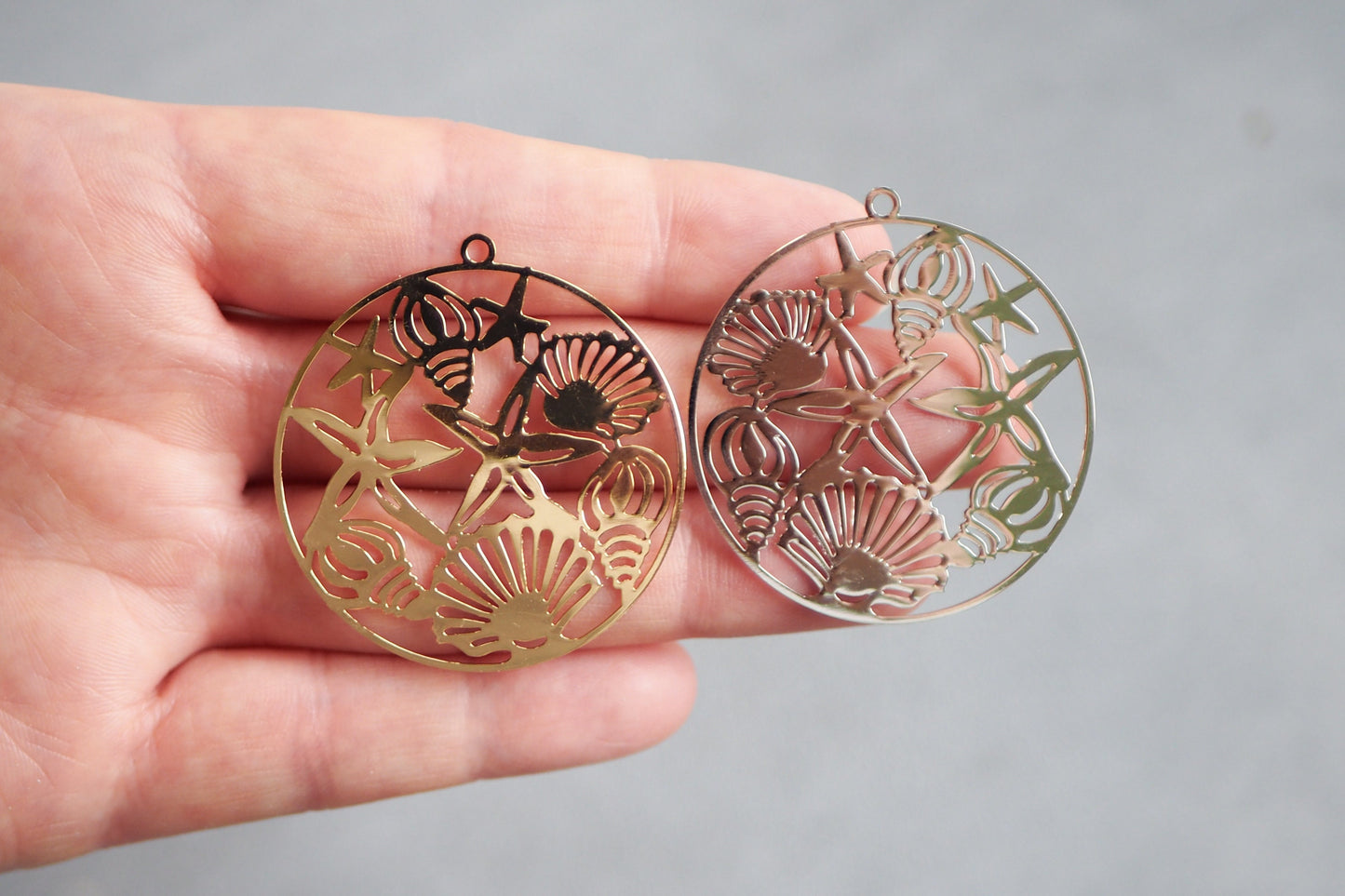 10 sommerliche Anhänger aus Messing, 40mm, Gold und Silber, Muscheln Meer Sommer Strand Insel Seestern Spitzmuschel, cut out, Schmuckzubehör