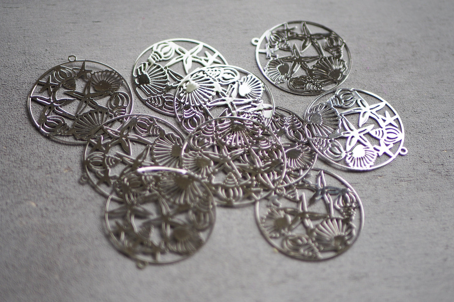 10 sommerliche Anhänger aus Messing, 40mm, Gold und Silber, Muscheln Meer Sommer Strand Insel Seestern Spitzmuschel, cut out, Schmuckzubehör