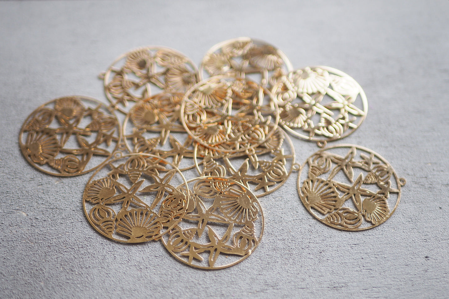 10 sommerliche Anhänger aus Messing, 40mm, Gold und Silber, Muscheln Meer Sommer Strand Insel Seestern Spitzmuschel, cut out, Schmuckzubehör