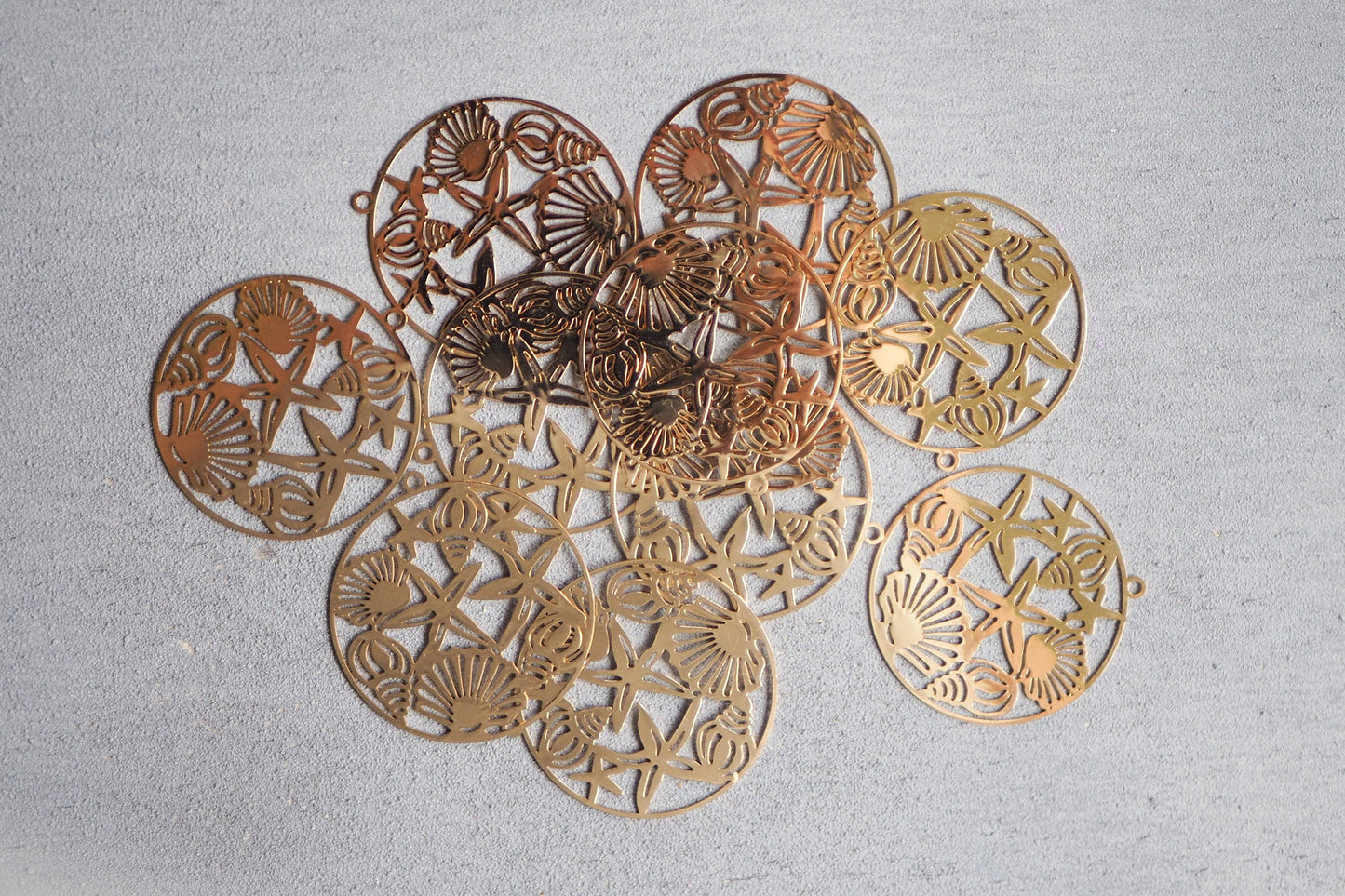 10 sommerliche Anhänger aus Messing, 40mm, Gold und Silber, Muscheln Meer Sommer Strand Insel Seestern Spitzmuschel, cut out, Schmuckzubehör
