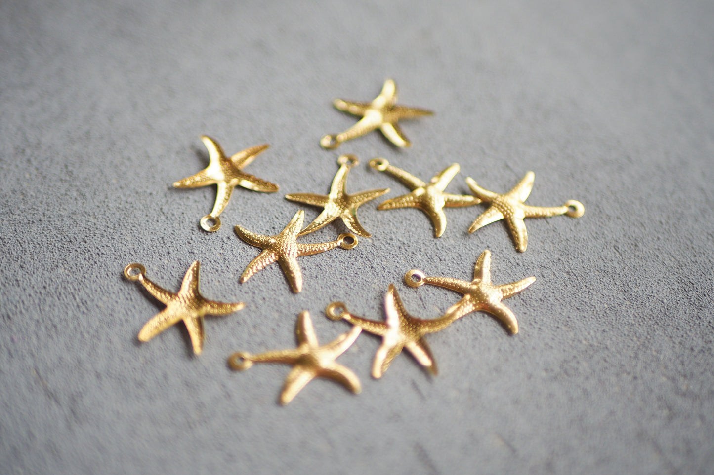 10 Seestern Anhänger aus Messing, 15mm, 18 Karat echt vergoldet, Muscheln Meer Sommer Strand Insel Seestern Muschel, Schmuckzubehör