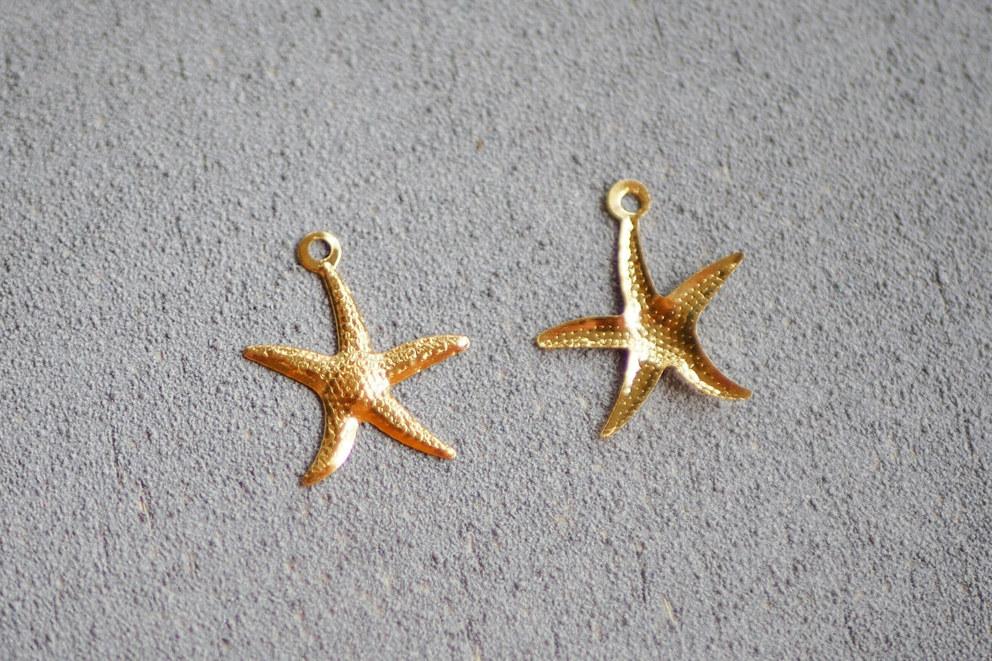 10 Seestern Anhänger aus Messing, 15mm, 18 Karat echt vergoldet, Muscheln Meer Sommer Strand Insel Seestern Muschel, Schmuckzubehör