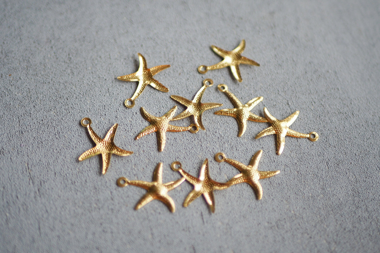 10 Seestern Anhänger aus Messing, 15mm, 18 Karat echt vergoldet, Muscheln Meer Sommer Strand Insel Seestern Muschel, Schmuckzubehör