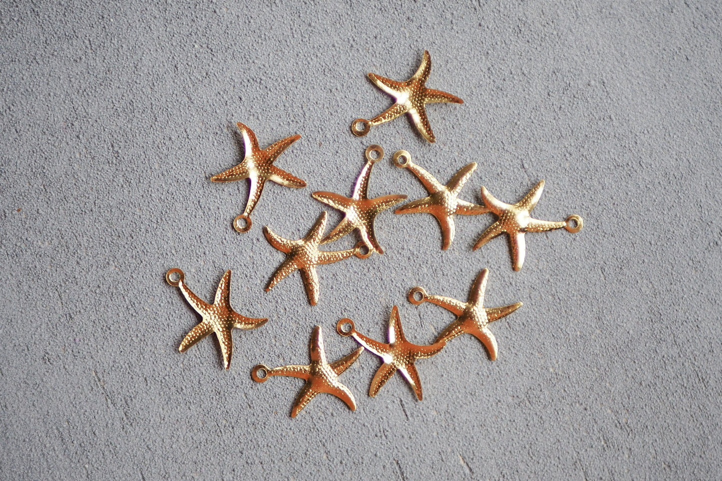 10 Seestern Anhänger aus Messing, 15mm, 18 Karat echt vergoldet, Muscheln Meer Sommer Strand Insel Seestern Muschel, Schmuckzubehör