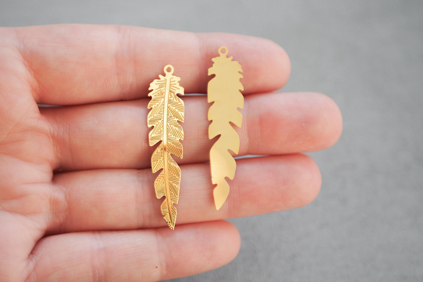 10 detaillierte Feder Anhänger aus Edelstahl, 41mm x 19mm groß, 18 Karat echt vergoldet, Schmuckzubehör Gold