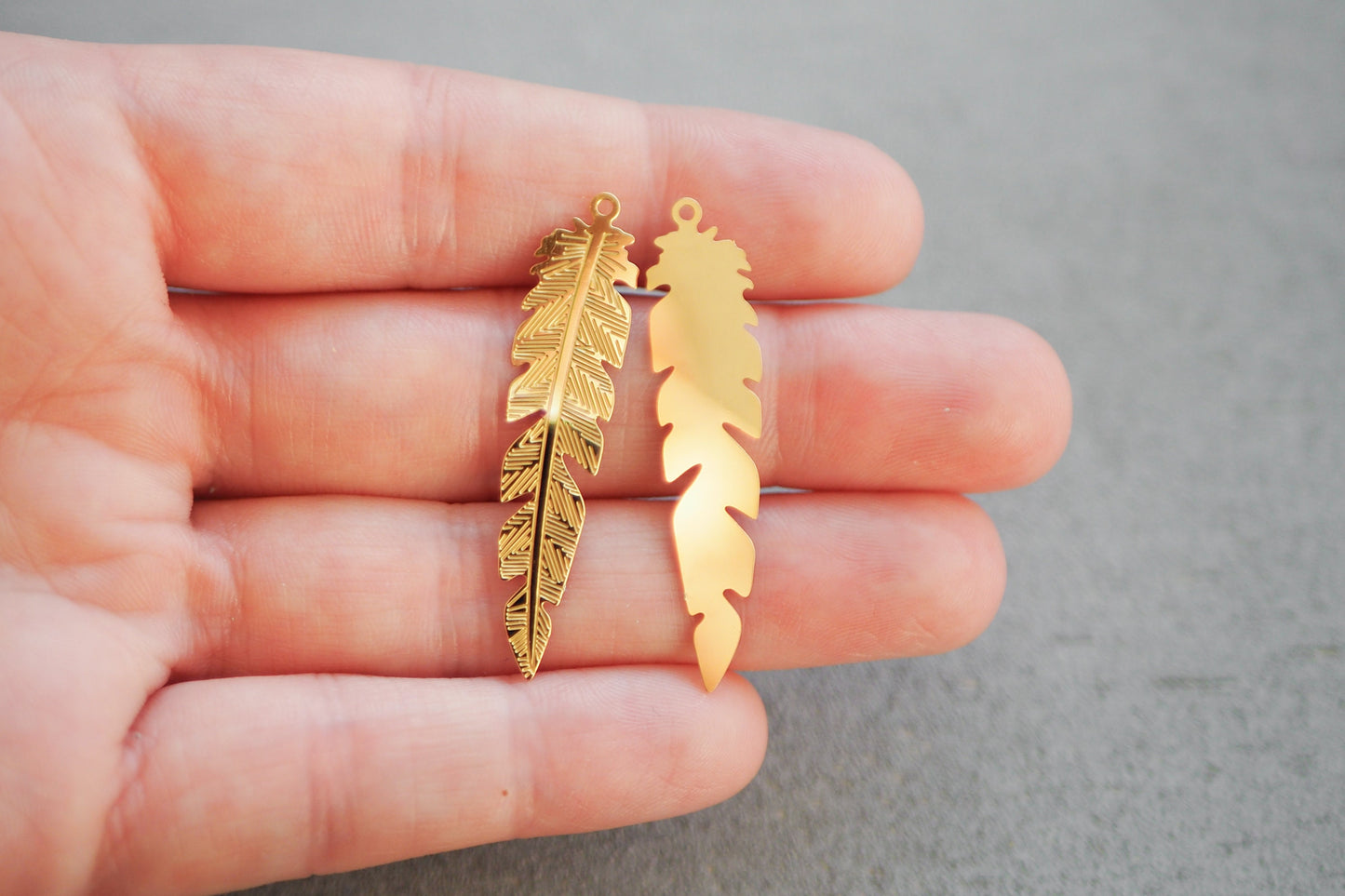 10 detaillierte Feder Anhänger aus Edelstahl, 41mm x 19mm groß, 18 Karat echt vergoldet, Schmuckzubehör Gold