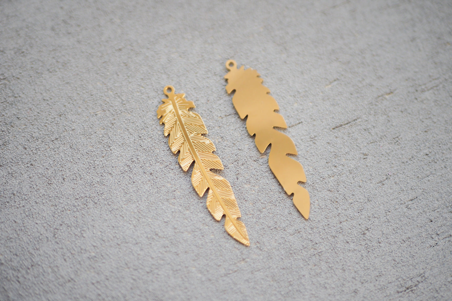 10 detaillierte Feder Anhänger aus Edelstahl, 41mm x 19mm groß, 18 Karat echt vergoldet, Schmuckzubehör Gold