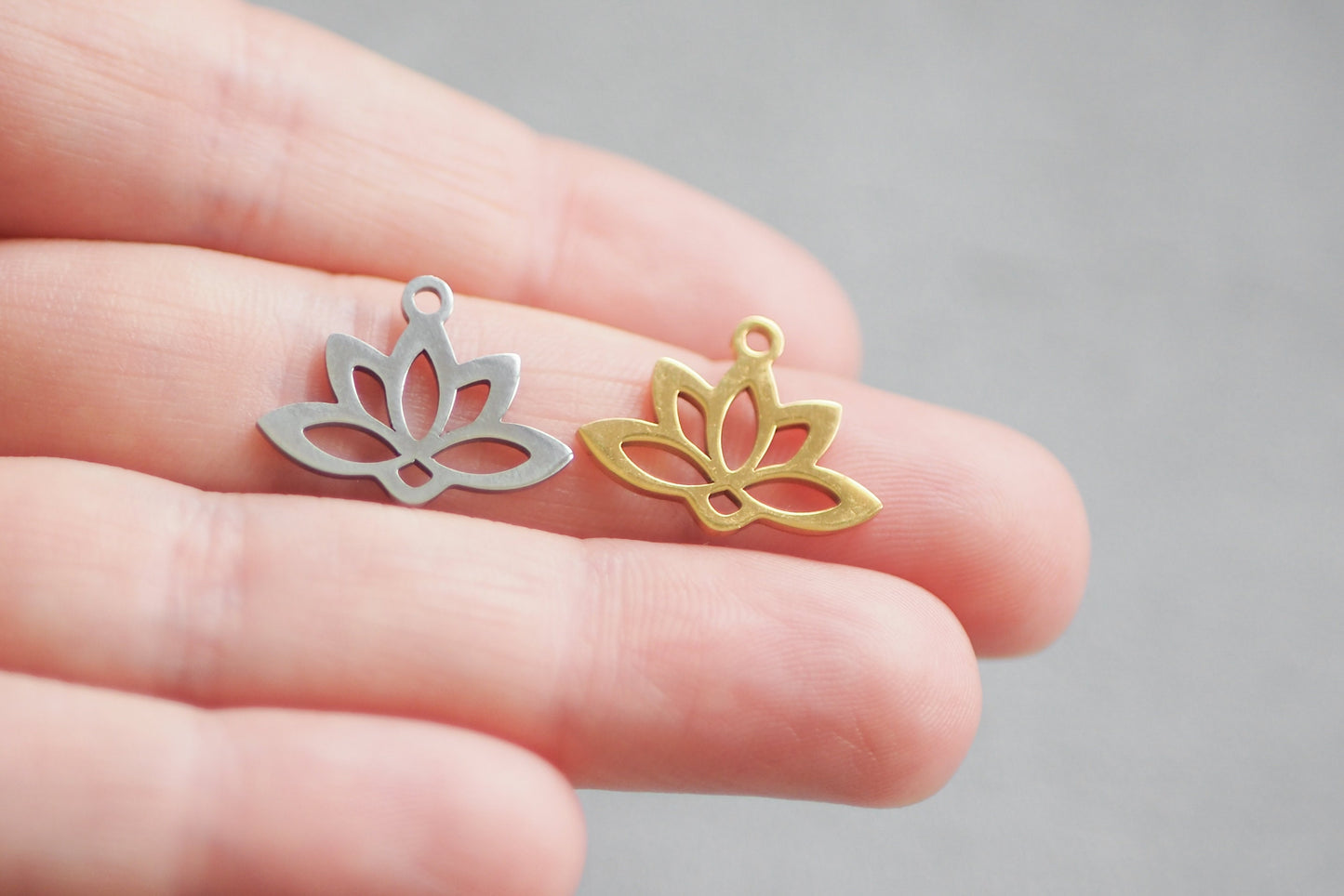 10 Lotus Anhänger aus Edelstahl, 18mm x 14mm in Gold oder Silber, 18 Karat echt vergoldet, Blüte Blume Pflanze Blatt Blätter, Schmuckzubehör