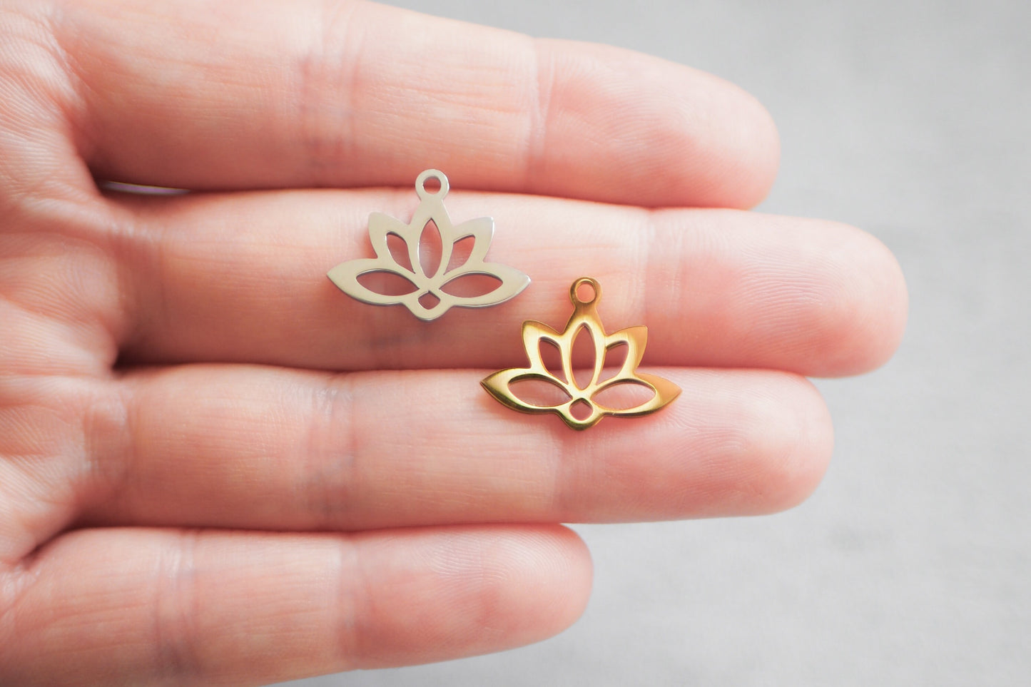 10 Lotus Anhänger aus Edelstahl, 18mm x 14mm in Gold oder Silber, 18 Karat echt vergoldet, Blüte Blume Pflanze Blatt Blätter, Schmuckzubehör