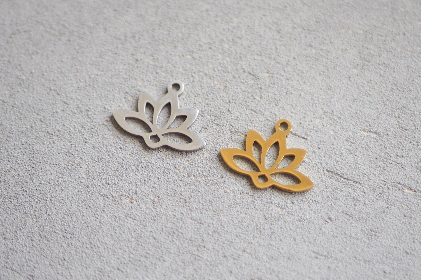10 Lotus Anhänger aus Edelstahl, 18mm x 14mm in Gold oder Silber, 18 Karat echt vergoldet, Blüte Blume Pflanze Blatt Blätter, Schmuckzubehör