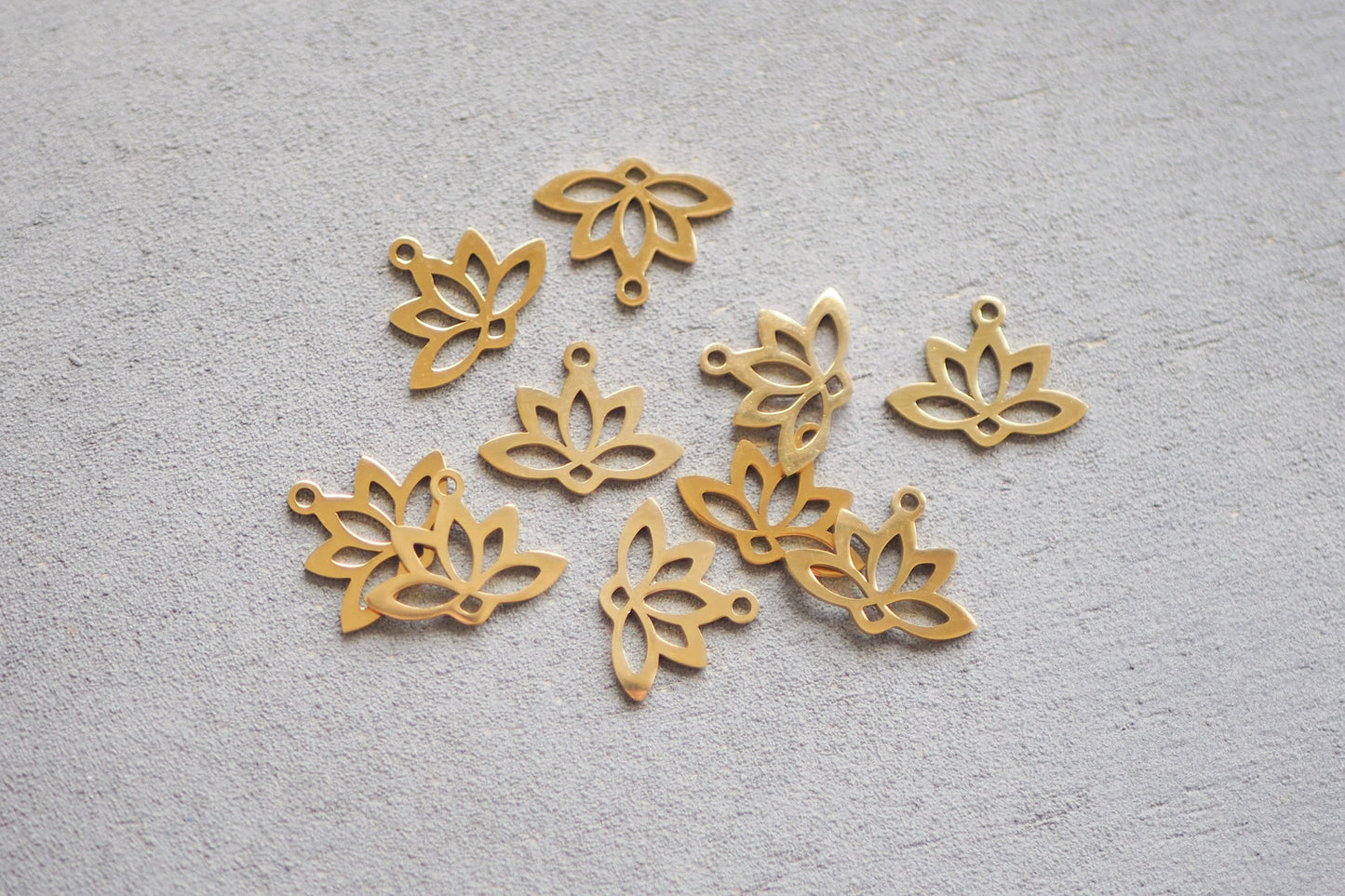 10 Lotus Anhänger aus Edelstahl, 18mm x 14mm in Gold oder Silber, 18 Karat echt vergoldet, Blüte Blume Pflanze Blatt Blätter, Schmuckzubehör