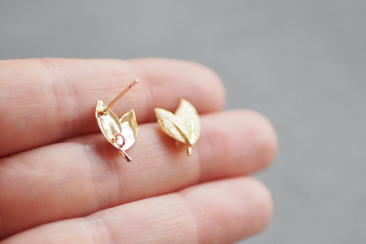 5 Paar Blatt Ohrstecker mit strukturierter Oberfläche aus Messing, 18 Karat echt vergoldet, Herbst Blätter Laub Pflanze, Schmuckzubehör gold