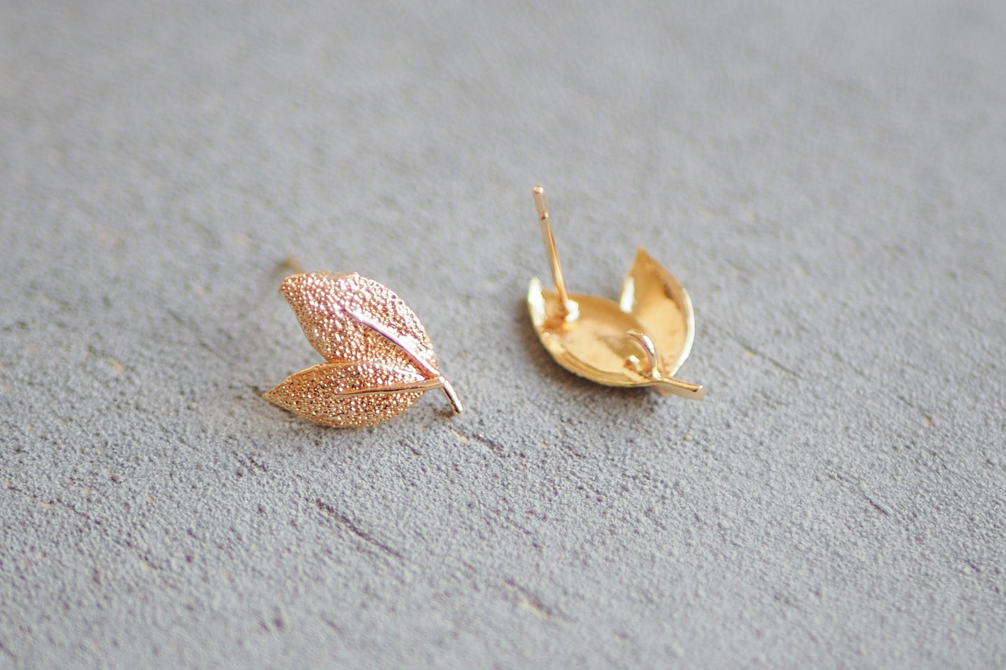 5 Paar Blatt Ohrstecker mit strukturierter Oberfläche aus Messing, 18 Karat echt vergoldet, Herbst Blätter Laub Pflanze, Schmuckzubehör gold