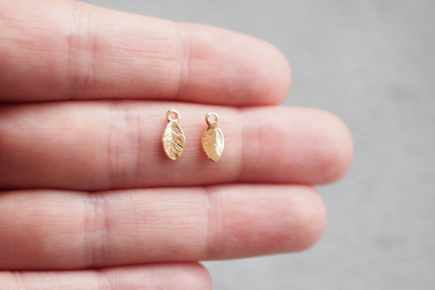 20 mini Blatt Anhänger aus Messing 18 Karat echt vergoldet, 10mm x 4mm, Blättchen Blätter Laub Herbst Feder, Schmuckzubehör Gold