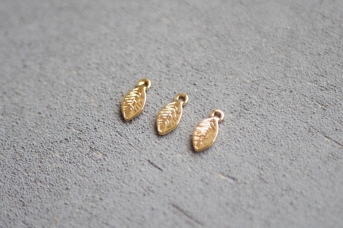 20 mini Blatt Anhänger aus Messing 18 Karat echt vergoldet, 10mm x 4mm, Blättchen Blätter Laub Herbst Feder, Schmuckzubehör Gold