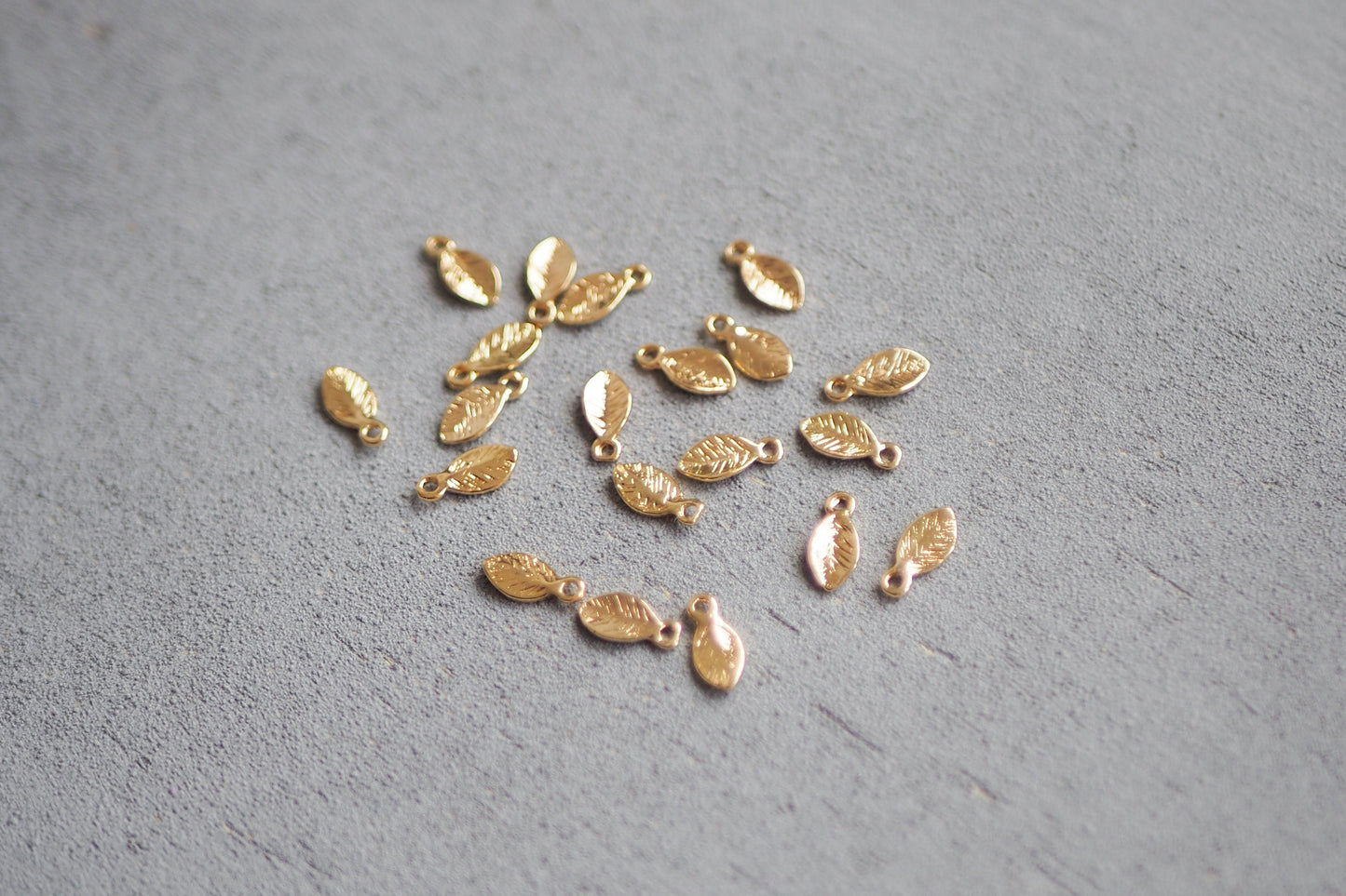 20 mini Blatt Anhänger aus Messing 18 Karat echt vergoldet, 10mm x 4mm, Blättchen Blätter Laub Herbst Feder, Schmuckzubehör Gold