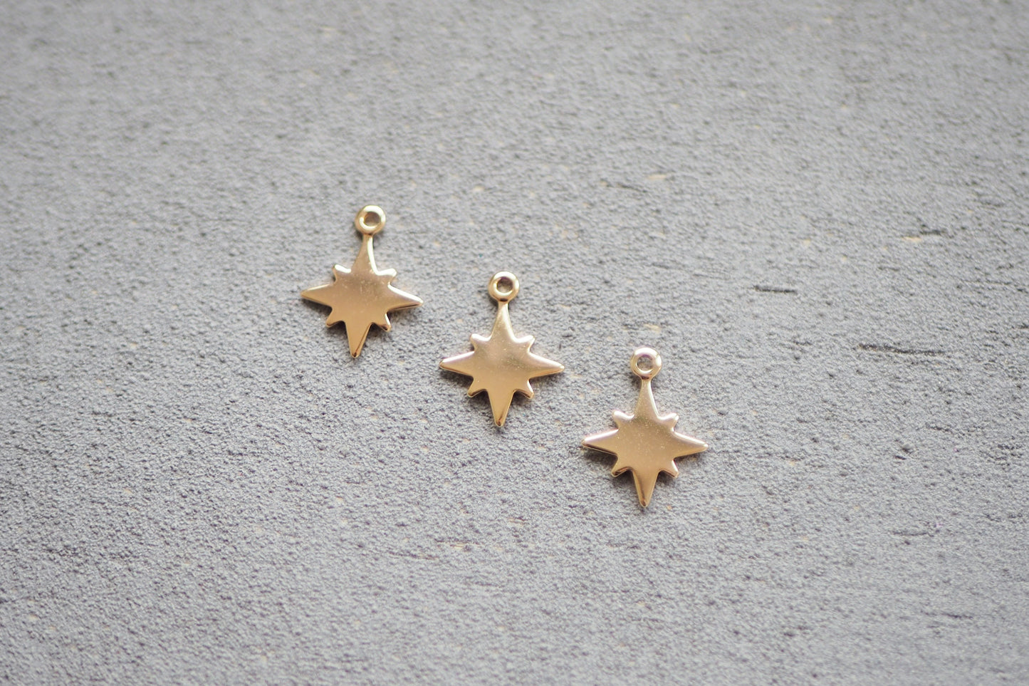 10 Stern Anhänger aus Messing 18 Karat echt vergoldet, 14mm x 11mm, Nordstern Polarstern Weihnachtsstern, Schmuckzubehör Gold
