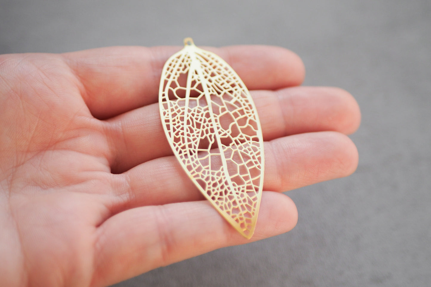 10x große filigrane Blatt Anhänger aus Edelstahl, 64mm x 27mm, 18 Karat echt vergoldet, Herbst Blätter Blattskelett, Schmuckzubehör
