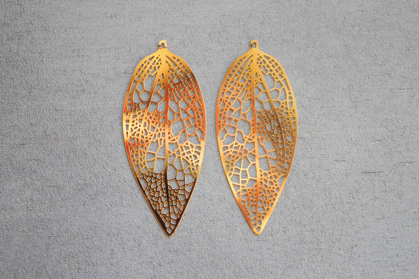 10x große filigrane Blatt Anhänger aus Edelstahl, 64mm x 27mm, 18 Karat echt vergoldet, Herbst Blätter Blattskelett, Schmuckzubehör