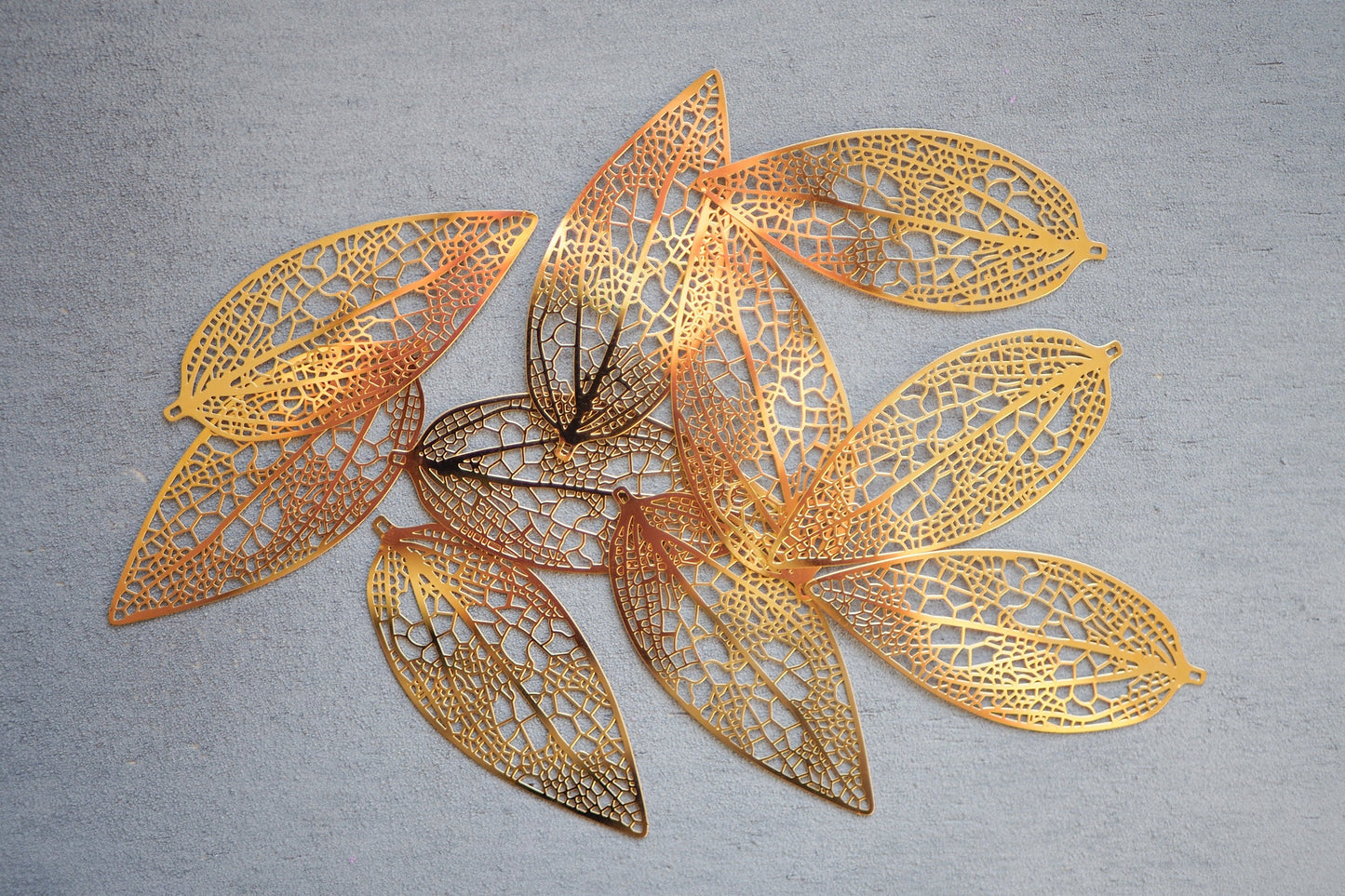 10x große filigrane Blatt Anhänger aus Edelstahl, 64mm x 27mm, 18 Karat echt vergoldet, Herbst Blätter Blattskelett, Schmuckzubehör