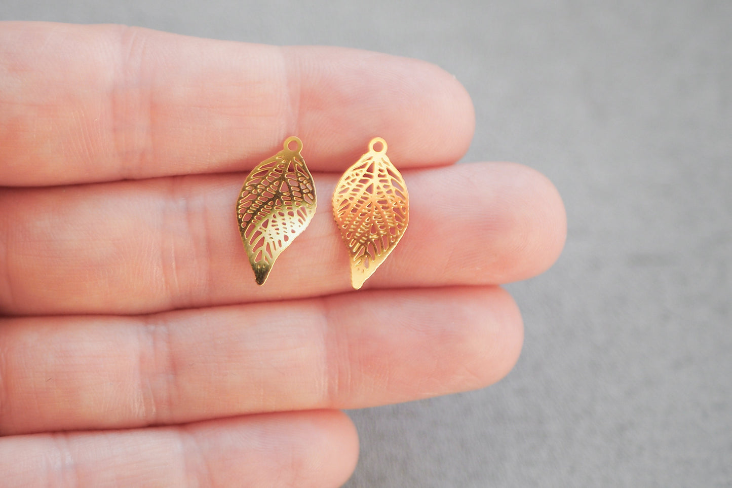 10x kleine Blatt Anhänger aus Edelstahl, 19mm x 10mm, 18 Karat echt vergoldet, Herbst Blättchen Laub Blätter, Gold Schmuckzubehör