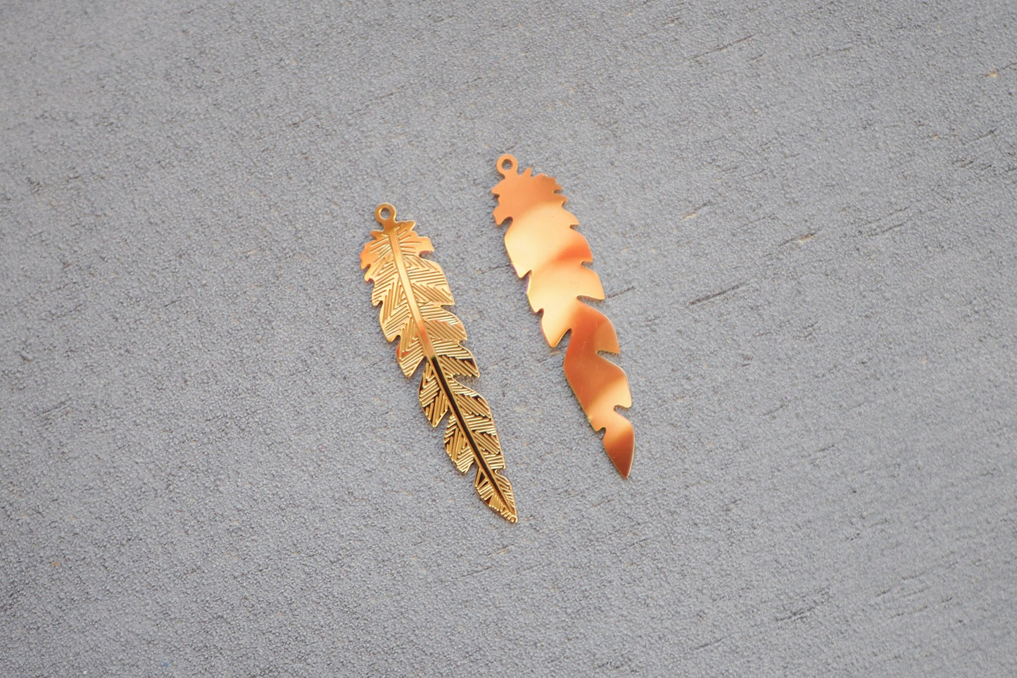 10 detaillierte Feder Anhänger aus Edelstahl, 41mm x 19mm groß, 18 Karat echt vergoldet, Schmuckzubehör Gold