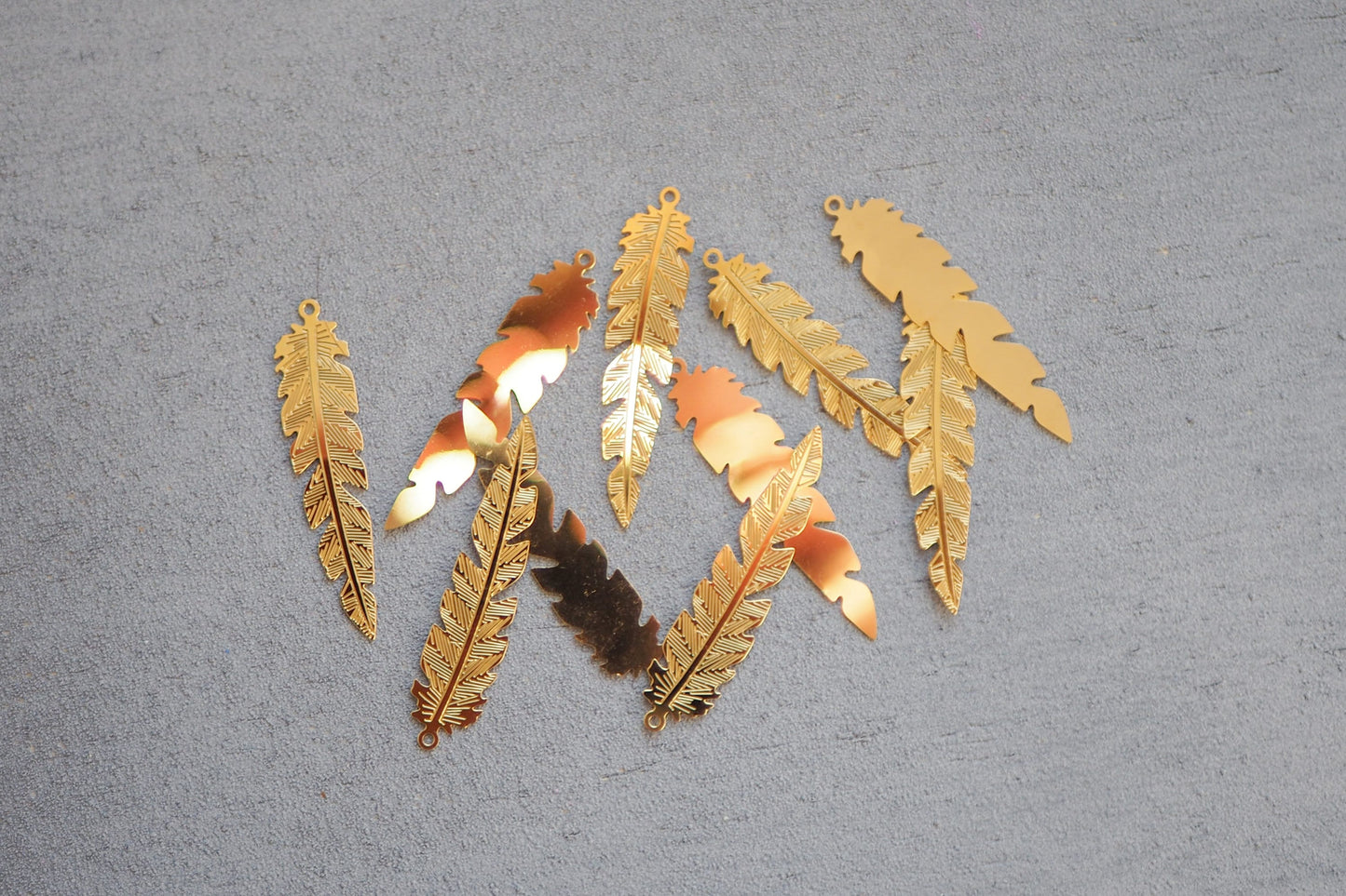 10 detaillierte Feder Anhänger aus Edelstahl, 41mm x 19mm groß, 18 Karat echt vergoldet, Schmuckzubehör Gold