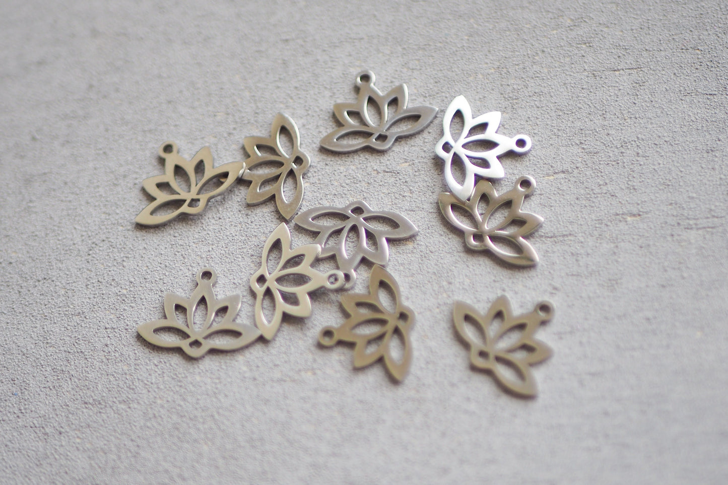 10 Lotus Anhänger aus Edelstahl, 18mm x 14mm in Gold oder Silber, 18 Karat echt vergoldet, Blüte Blume Pflanze Blatt Blätter, Schmuckzubehör