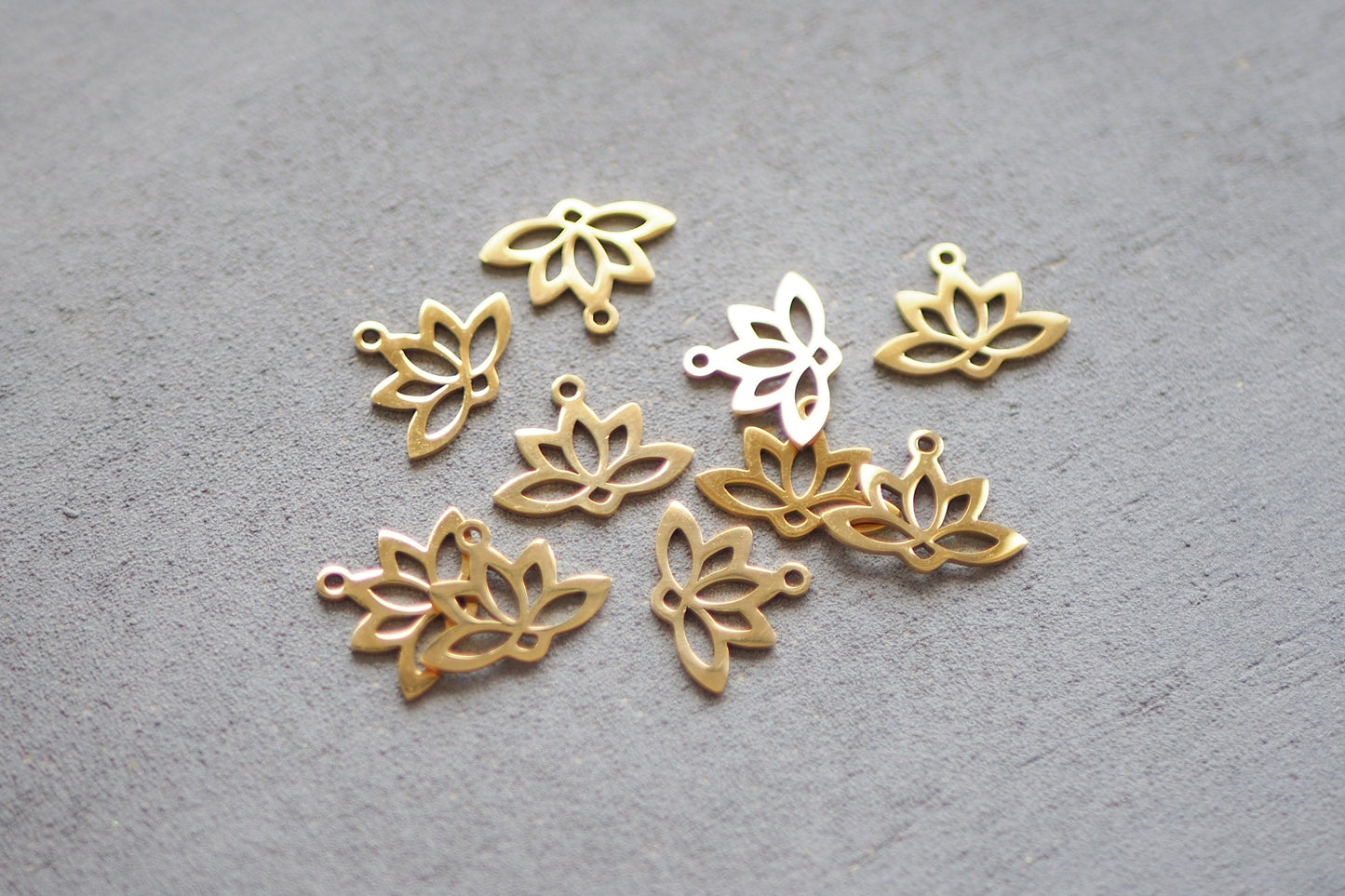 10 Lotus Anhänger aus Edelstahl, 18mm x 14mm in Gold oder Silber, 18 Karat echt vergoldet, Blüte Blume Pflanze Blatt Blätter, Schmuckzubehör