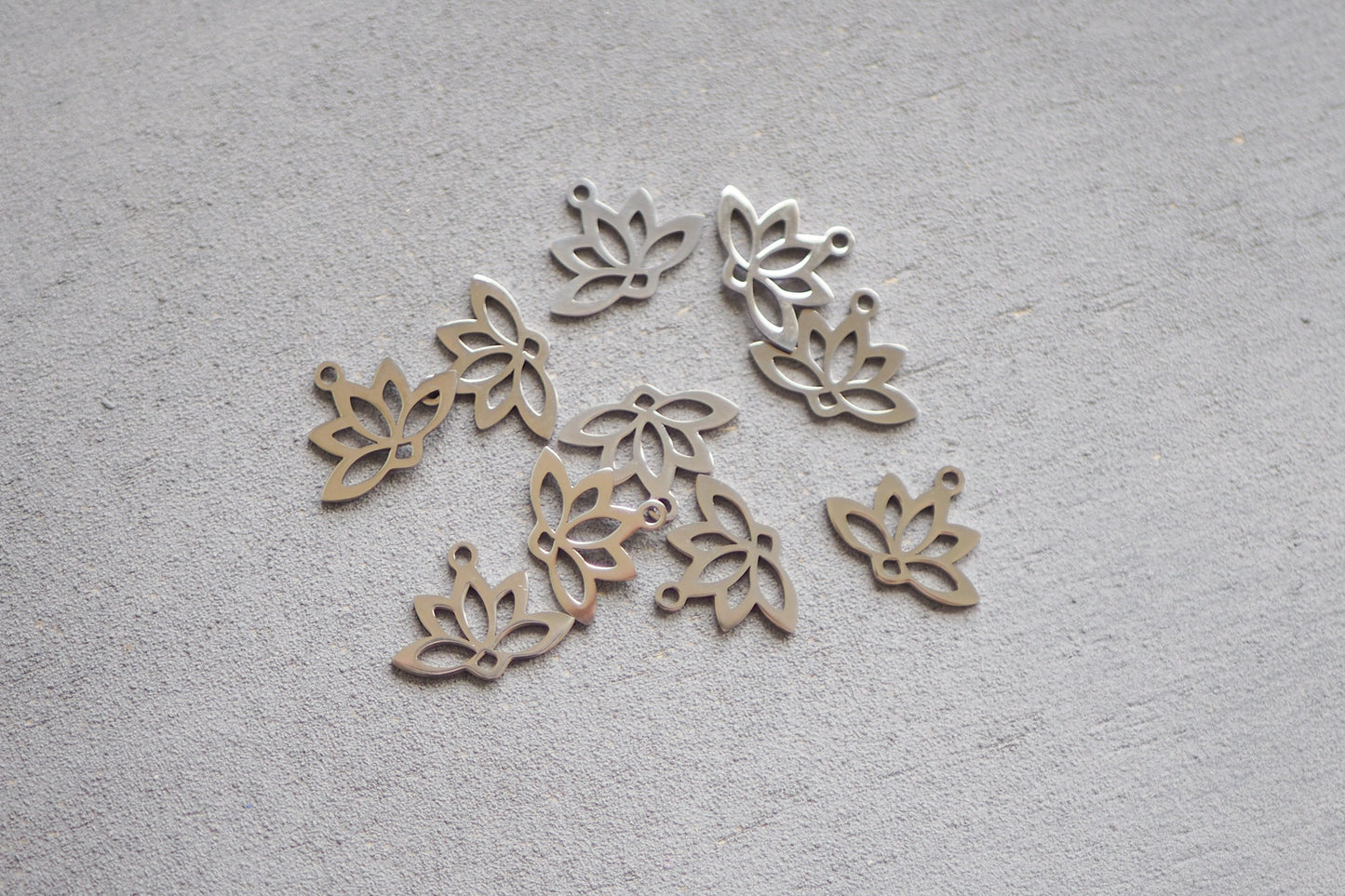 10 Lotus Anhänger aus Edelstahl, 18mm x 14mm in Gold oder Silber, 18 Karat echt vergoldet, Blüte Blume Pflanze Blatt Blätter, Schmuckzubehör