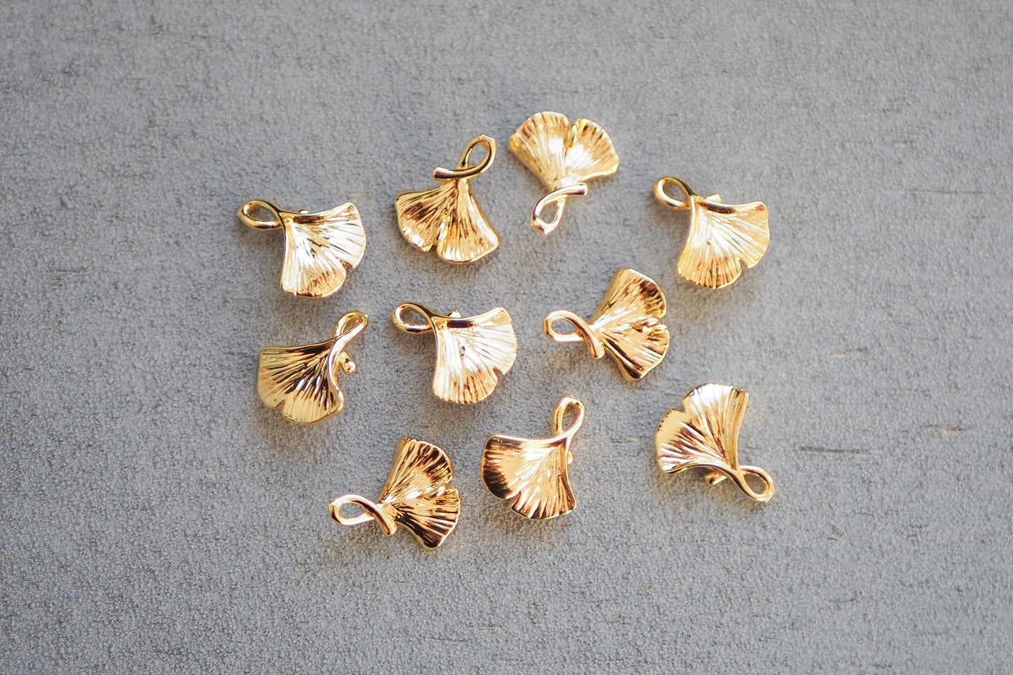 10 Ginkgo Blatt Verbinder, 14mm x 12mm, 18 Karat echt vergoldet, Ginkgoblatt Blätter Laub Herbst, Schmuckzubehör Gold