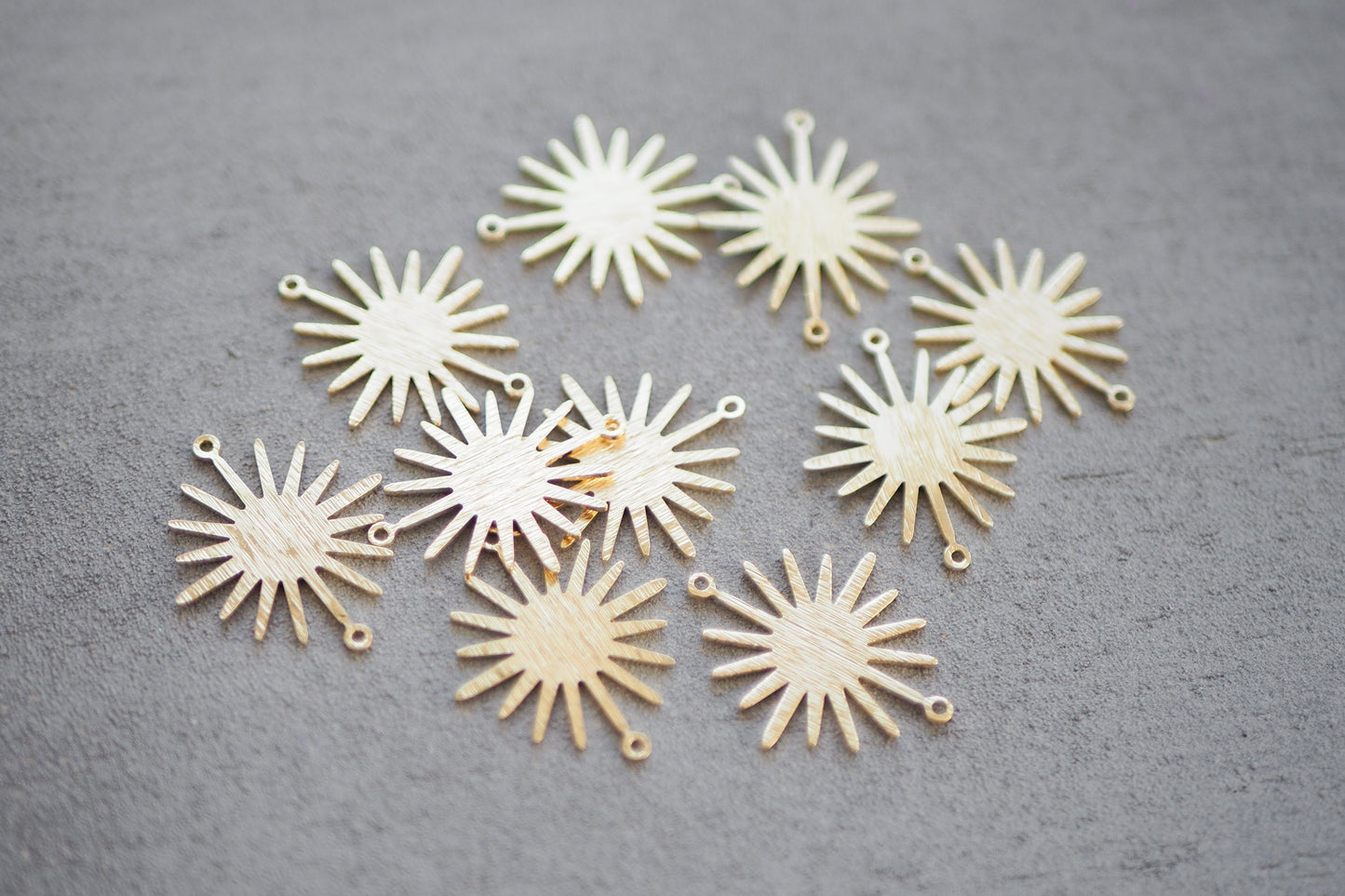 10 Sonnen Verbinder aus Messing echt vergoldet o. platiniert, 26mm x 22mm in Gold oder Silber, Sonnenfinsternis Sonne Mond, Schmuckzubehör