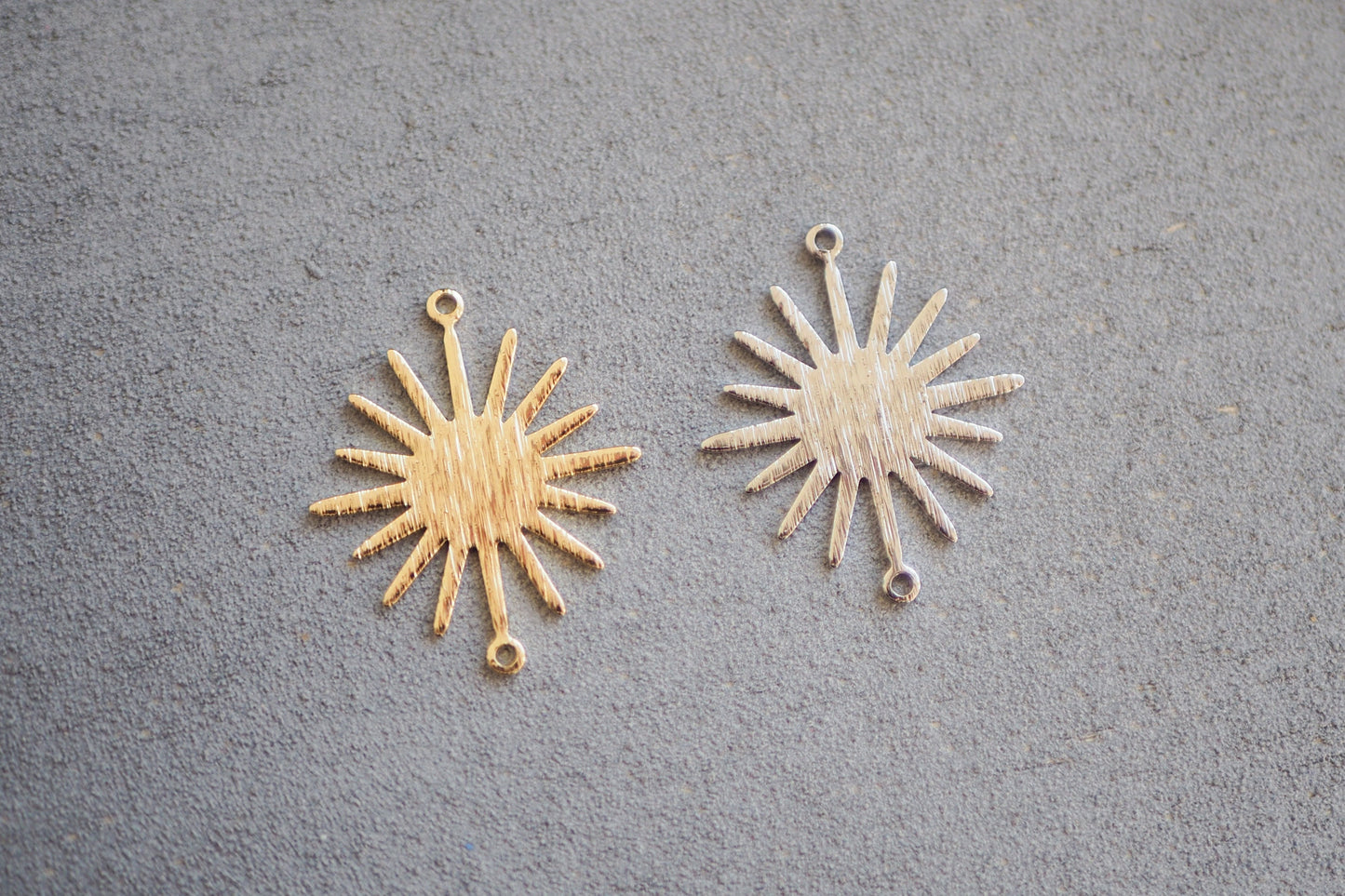 10 Sonnen Verbinder aus Messing echt vergoldet o. platiniert, 26mm x 22mm in Gold oder Silber, Sonnenfinsternis Sonne Mond, Schmuckzubehör