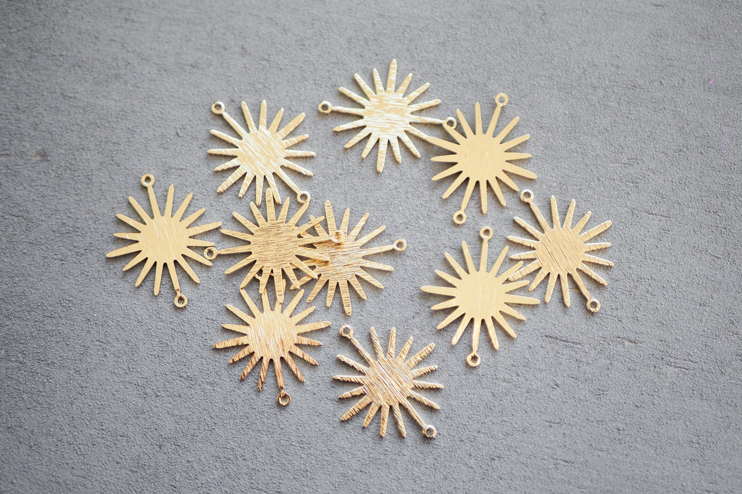 10 Sonnen Verbinder aus Messing echt vergoldet o. platiniert, 26mm x 22mm in Gold oder Silber, Sonnenfinsternis Sonne Mond, Schmuckzubehör