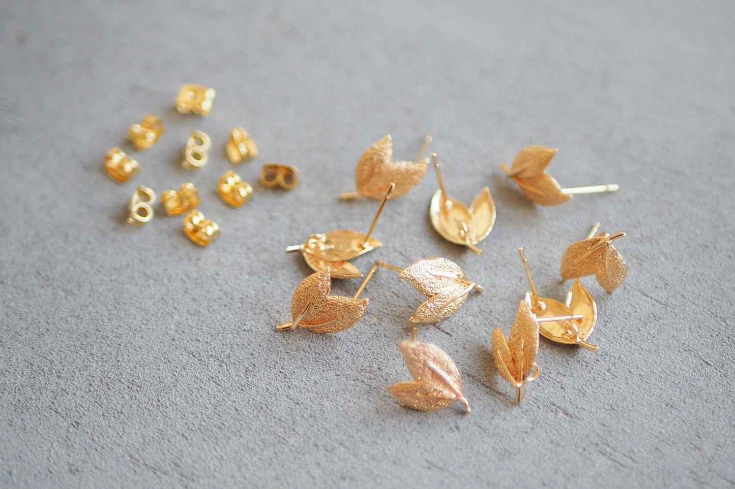 5 Paar Blatt Ohrstecker mit strukturierter Oberfläche aus Messing, 18 Karat echt vergoldet, Herbst Blätter Laub Pflanze, Schmuckzubehör gold
